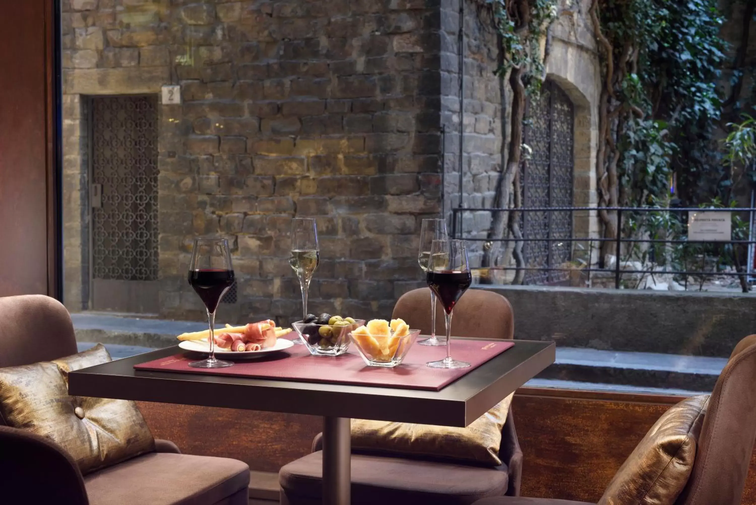 Restaurant/places to eat in Ponte Vecchio Suites & Spa