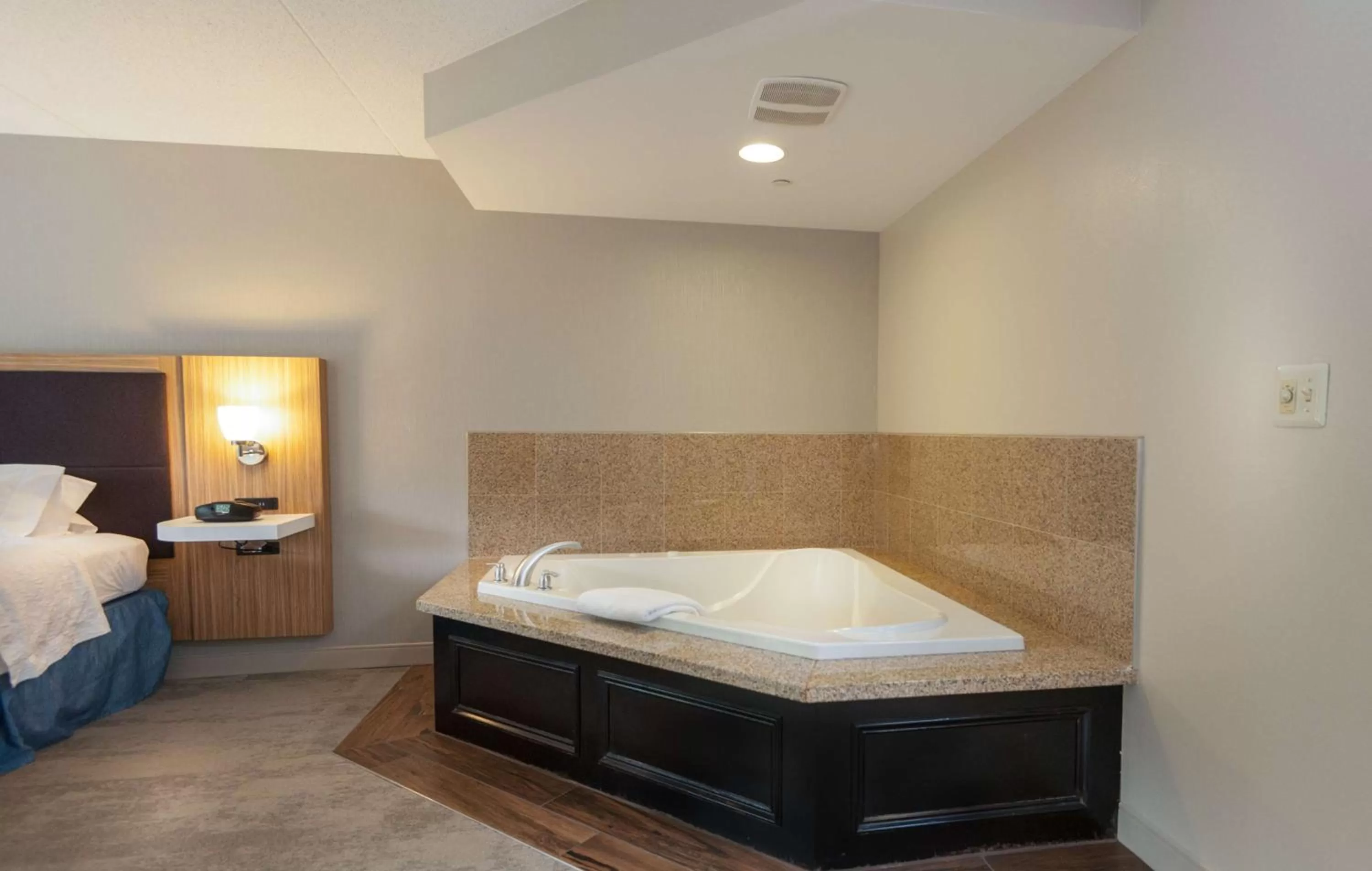 Bathroom, Bed in Hampton Inn Doylestown