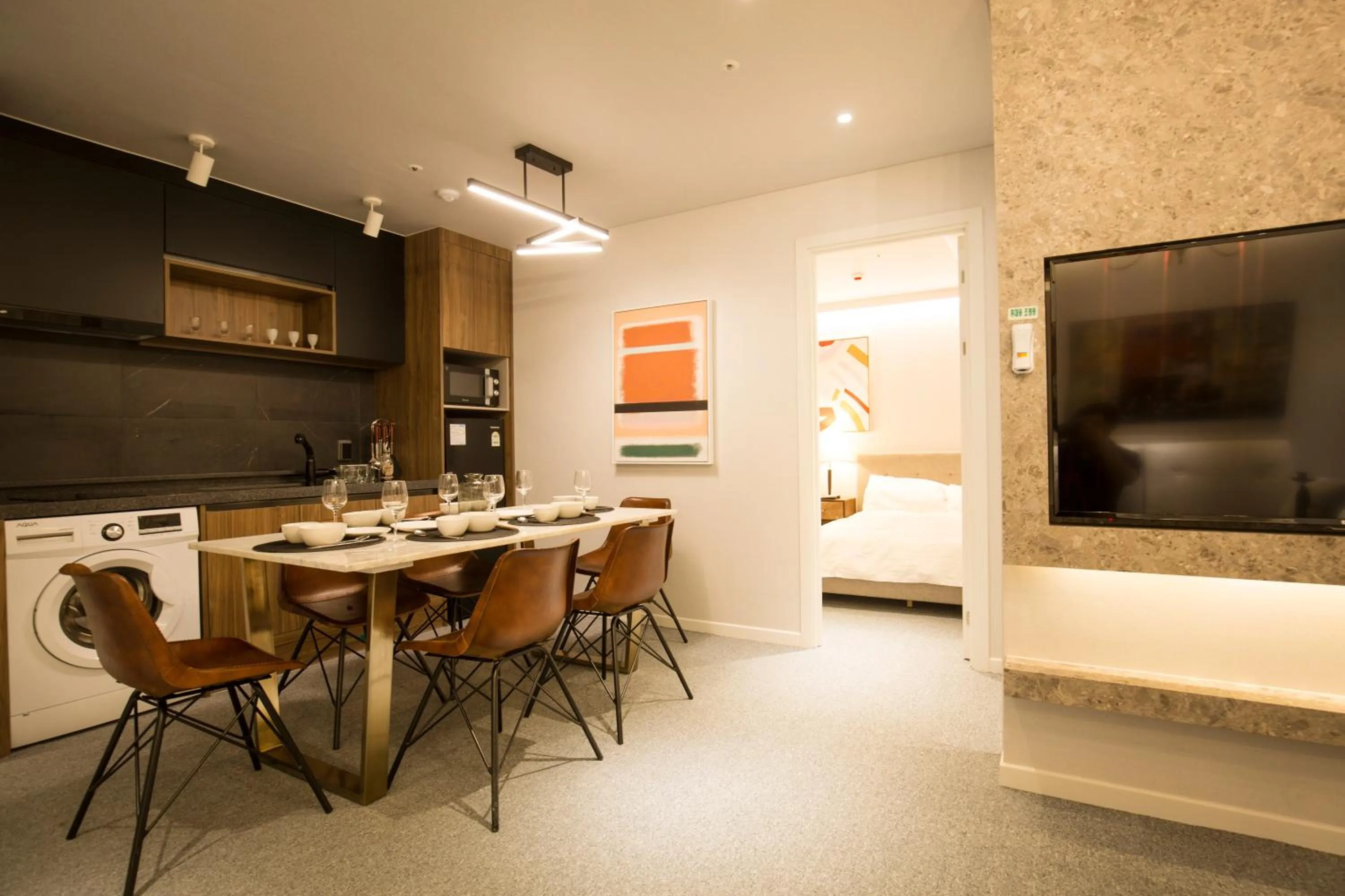 Kitchen or kitchenette, Dining Area in UH Suite The Jongno