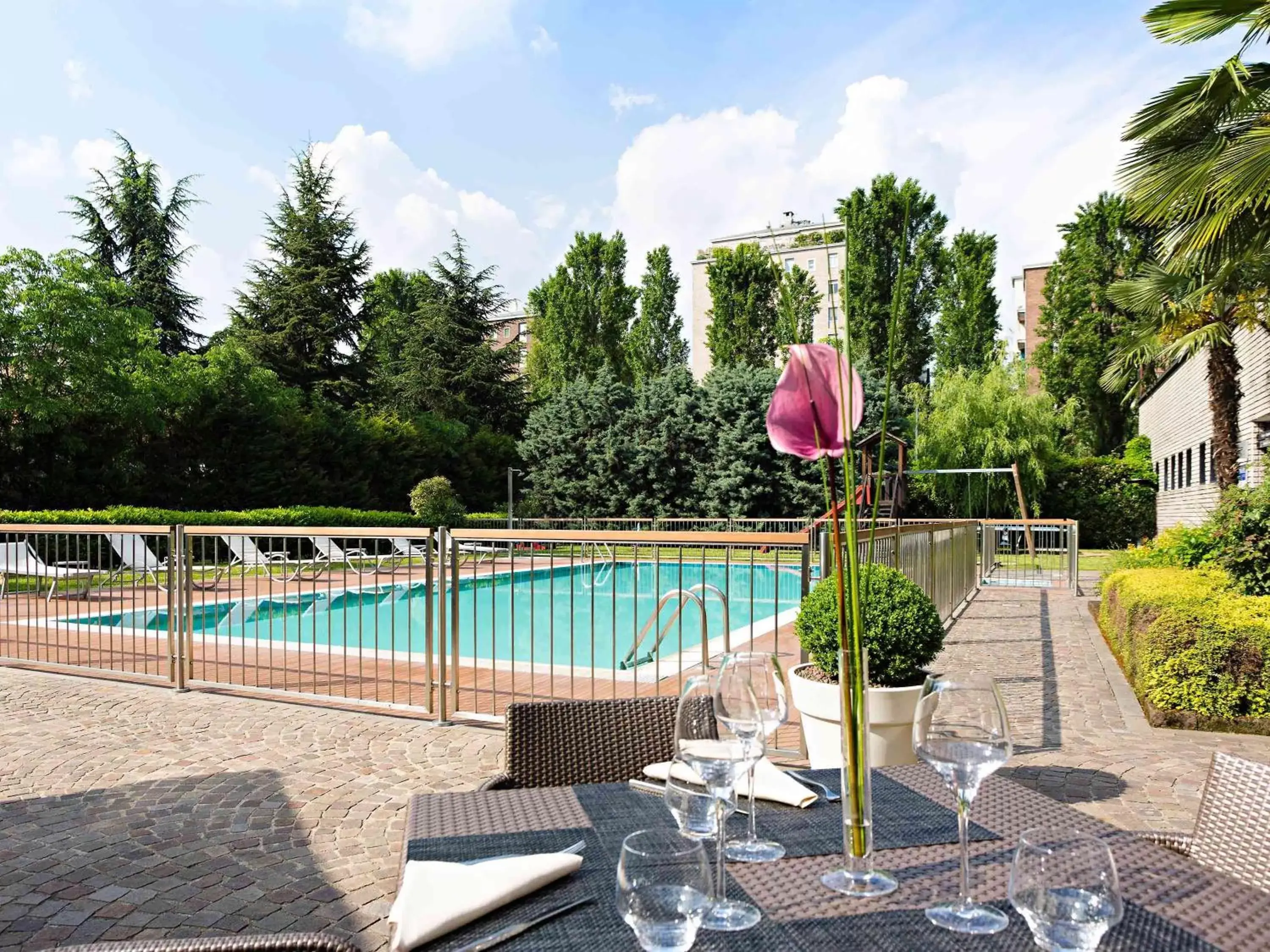 Restaurant/places to eat, Swimming Pool in Novotel Milano Nord Ca' Granda