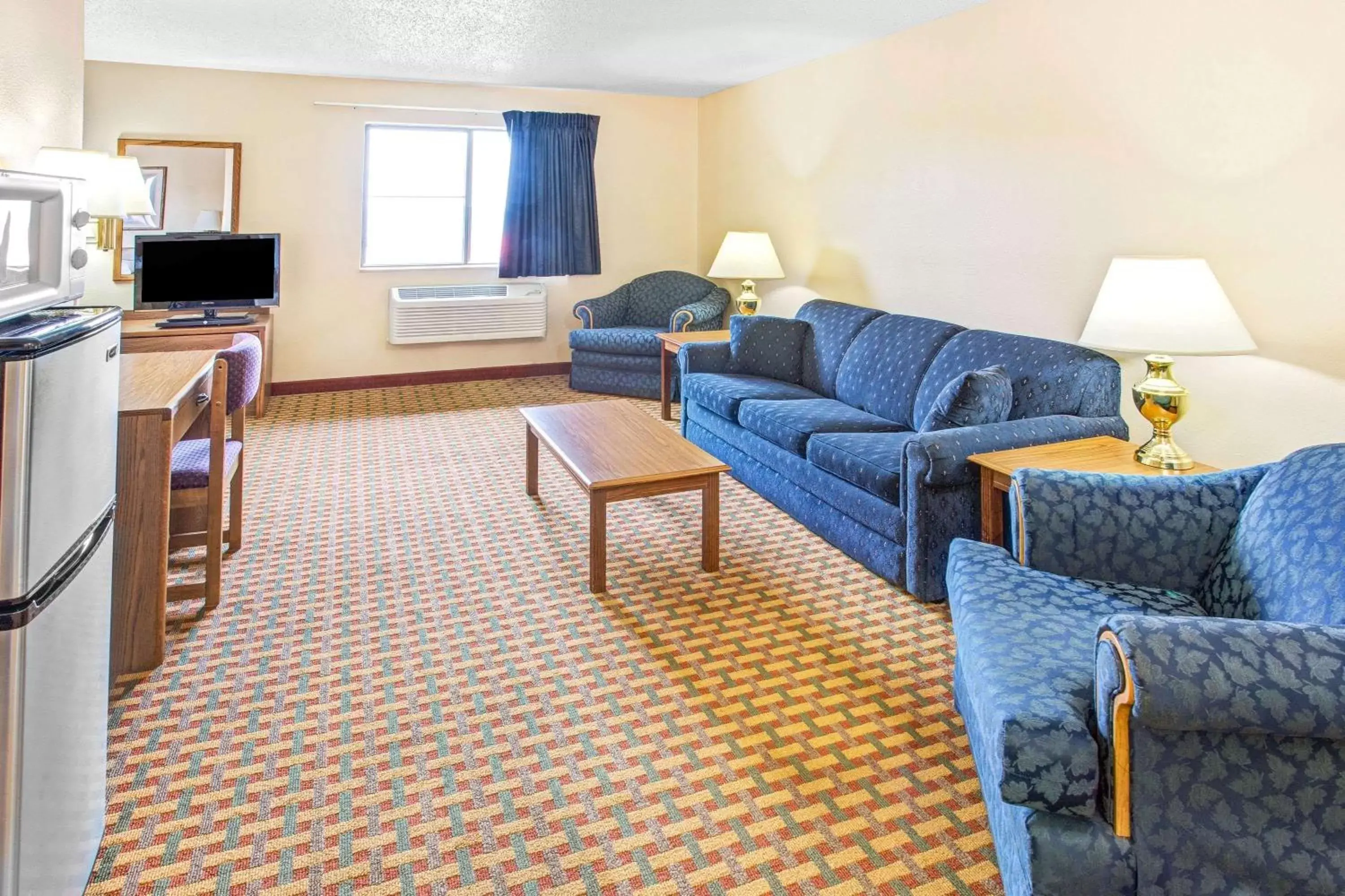 Photo of the whole room, Seating Area in Super 8 by Wyndham Mt. Vernon