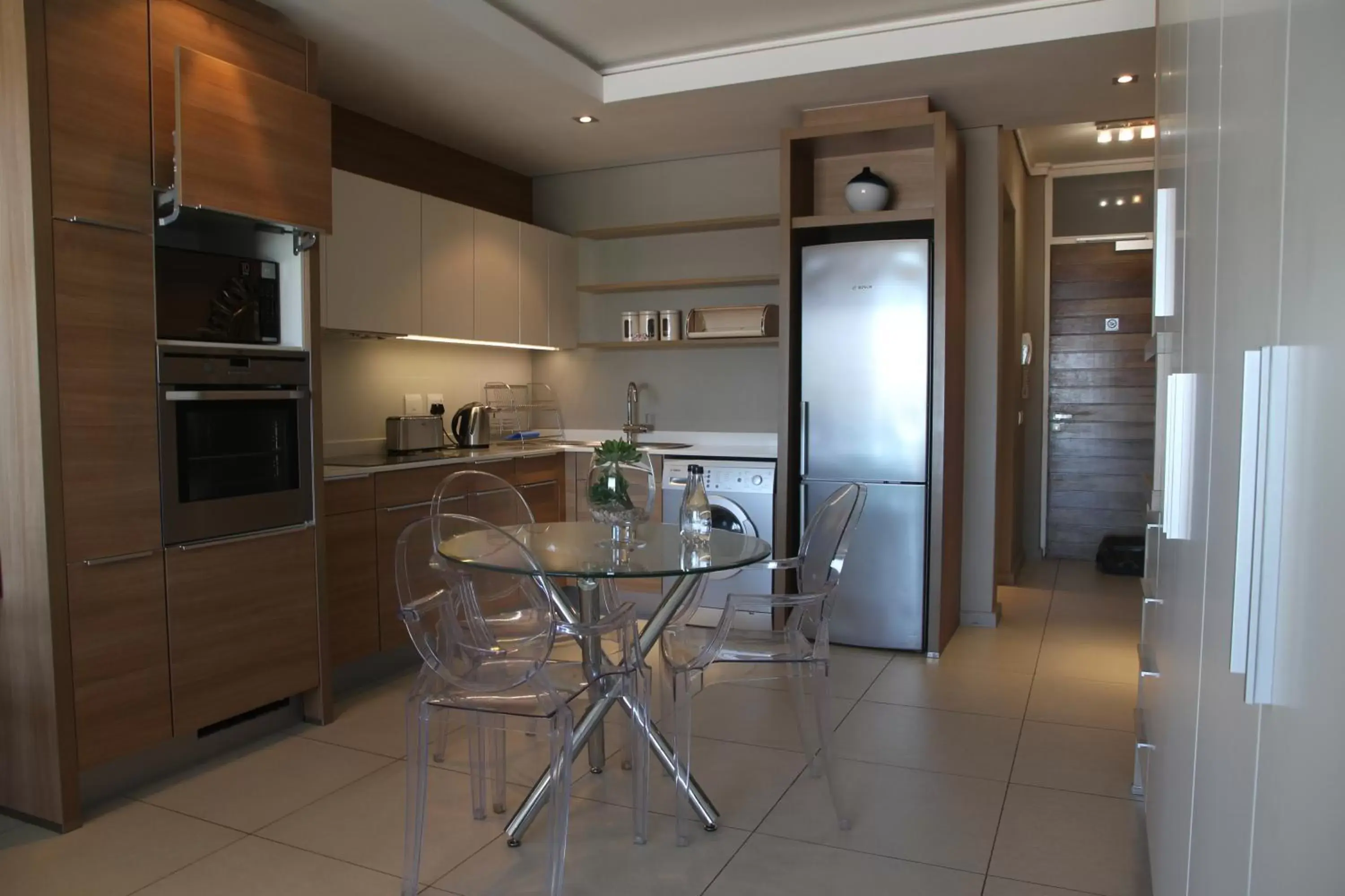 Kitchen or kitchenette, Dining Area in The Residences at Crystal Towers