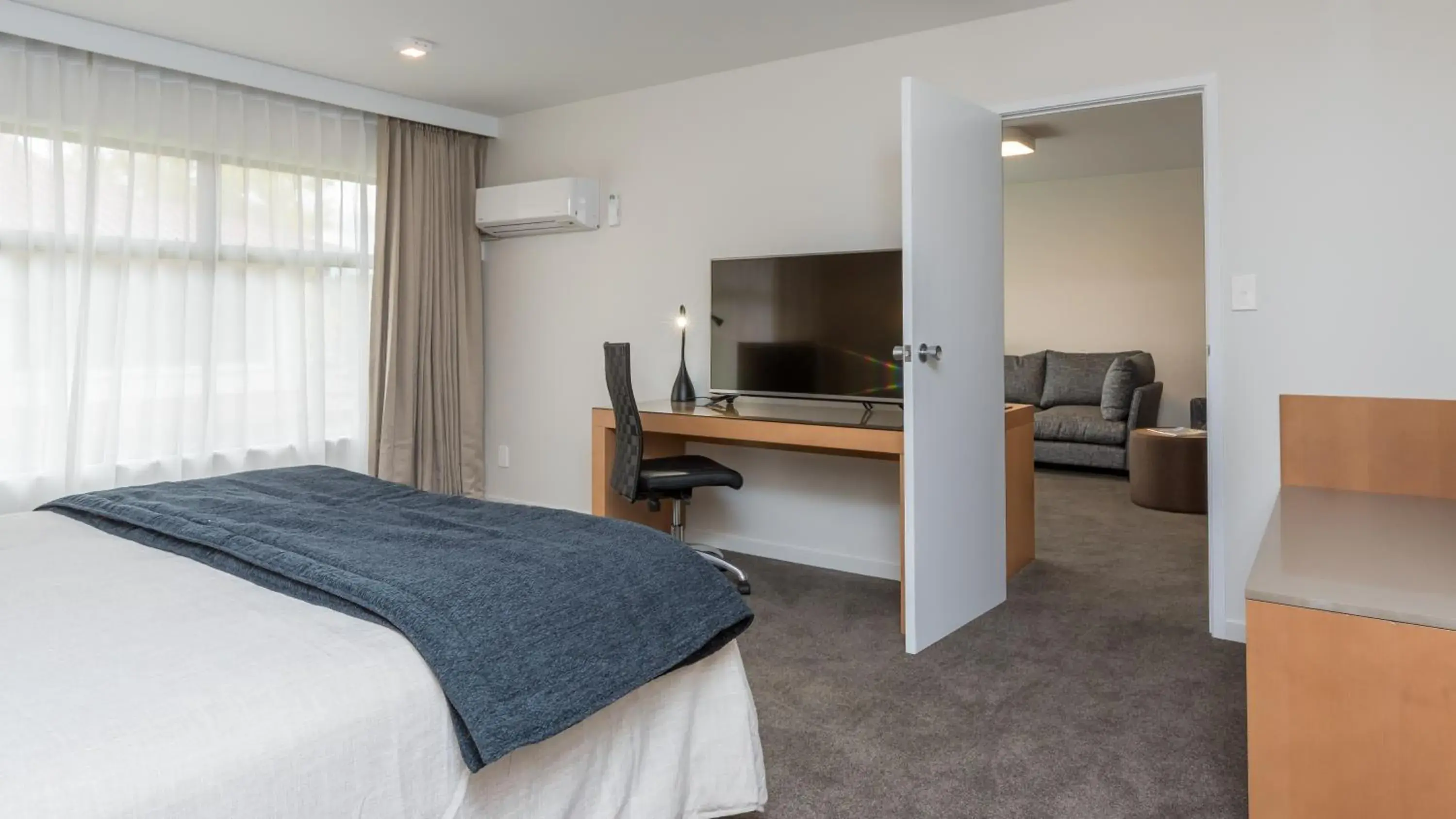 Bedroom, TV/Entertainment Center in Distinction Hamilton Hotel & Conference Centre