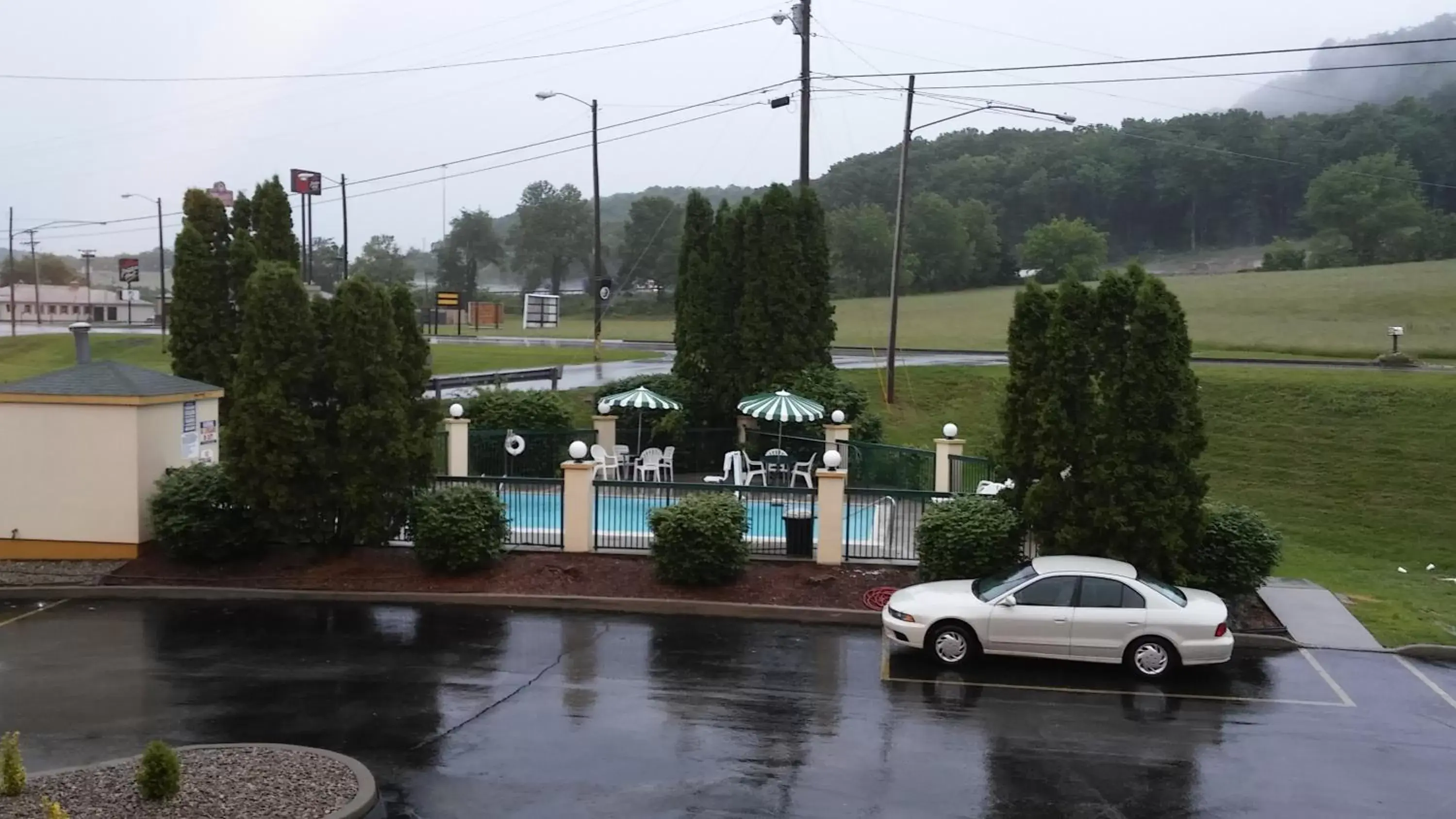 Pool view, Swimming Pool in Baymont by Wyndham Cave City