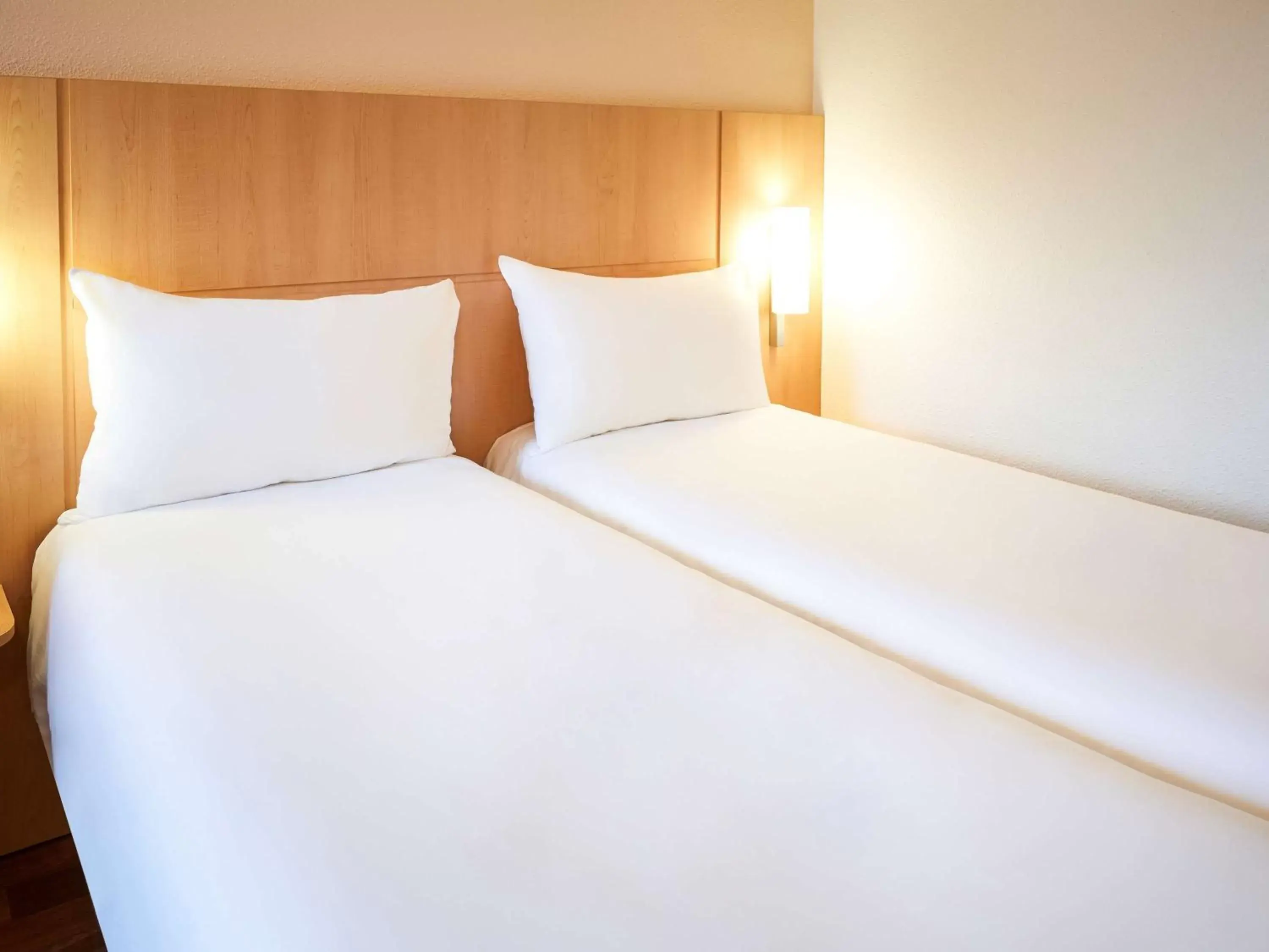 Photo of the whole room, Bed in ibis Karlsruhe Hauptbahnhof