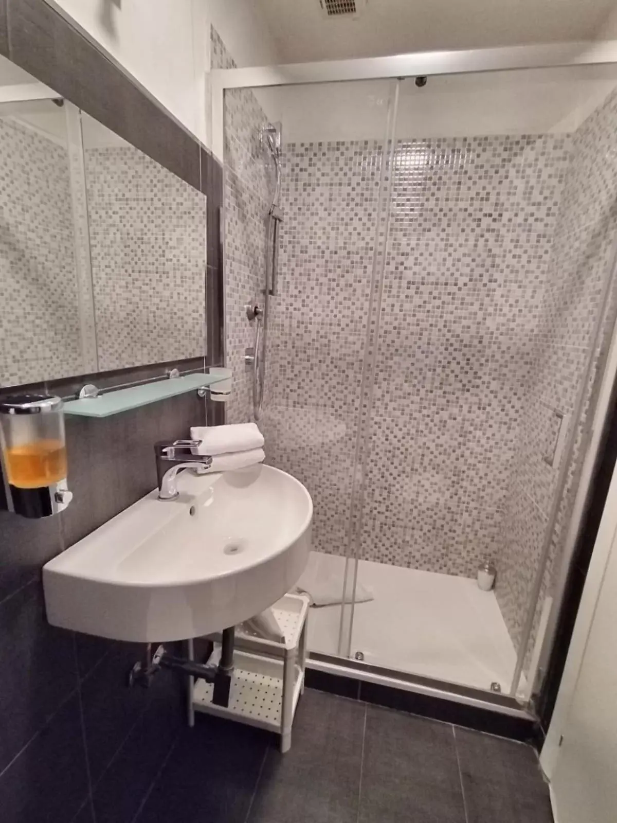 Shower, Bathroom in Hotel Castelfidardo