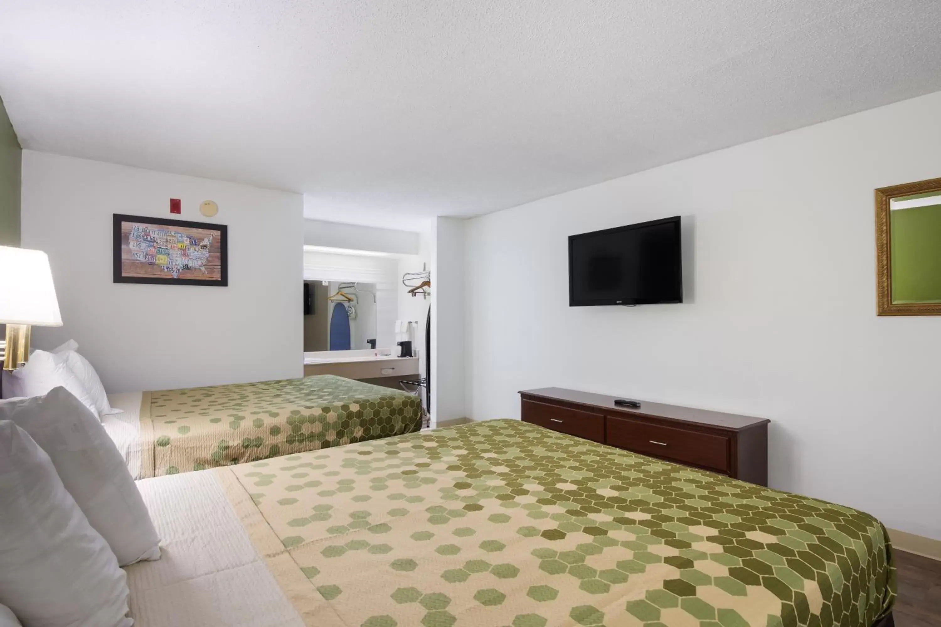 TV and multimedia, Bed in Econo Lodge Inn And Suites East