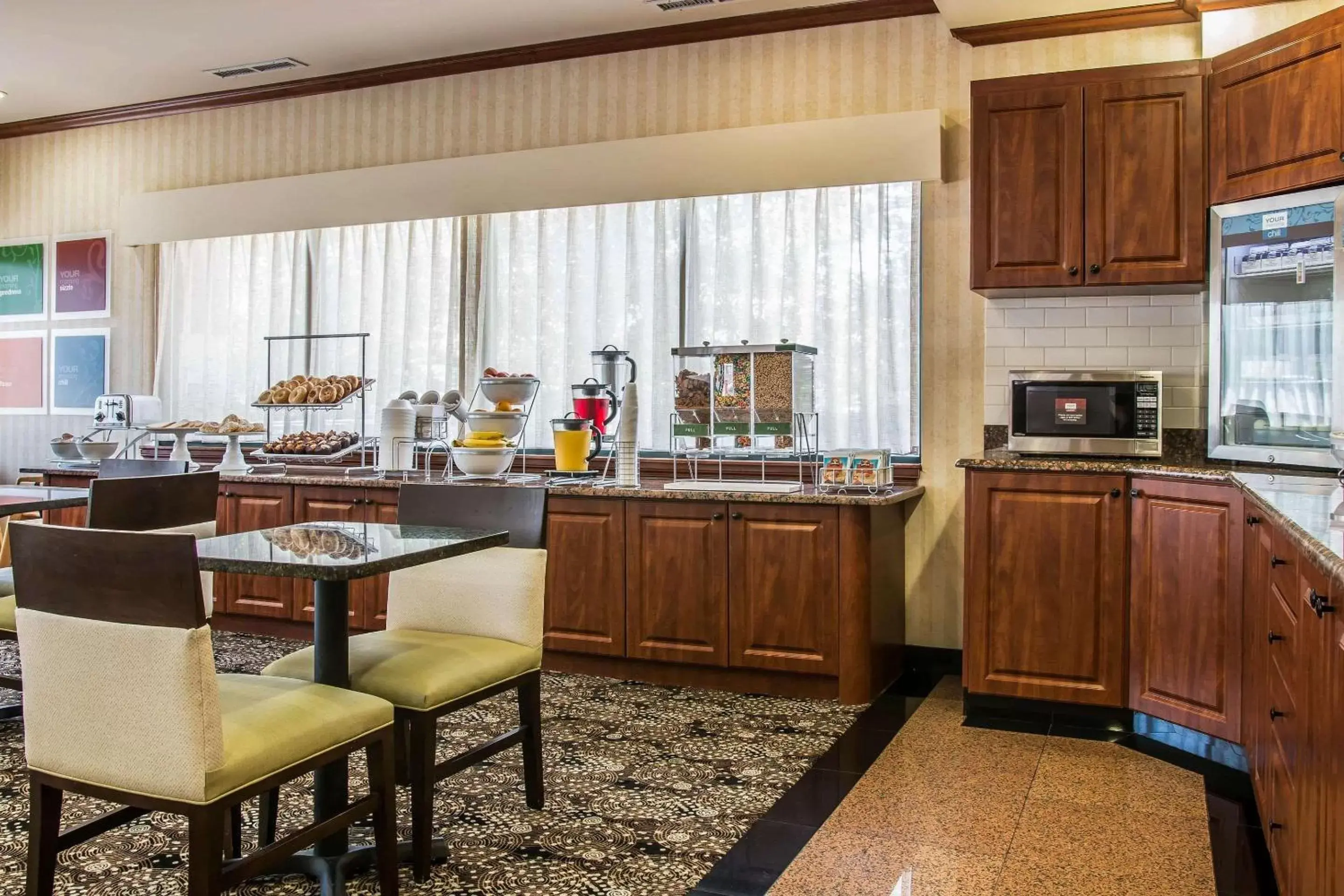 Restaurant/places to eat, Kitchen/Kitchenette in Comfort Suites Canton