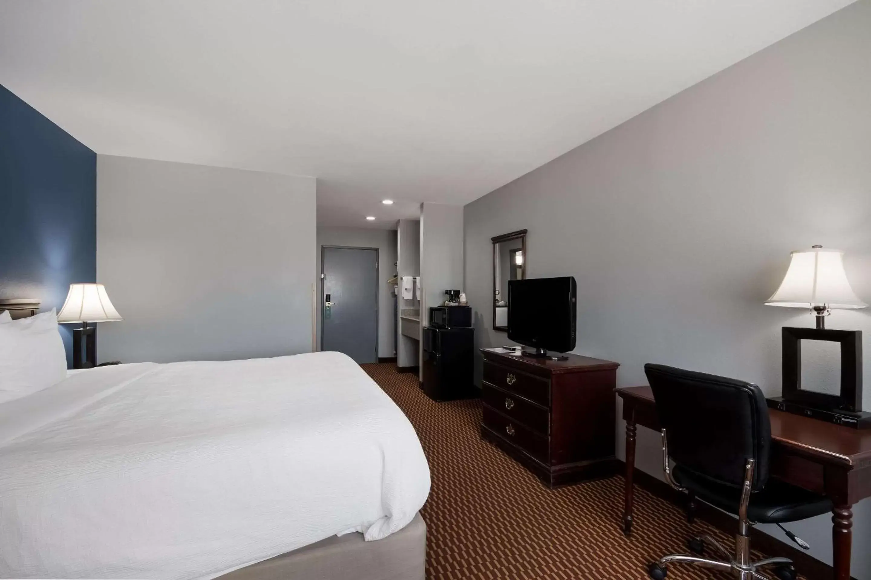 Bedroom, TV/Entertainment Center in Quality Inn & Suites Oklahoma City North