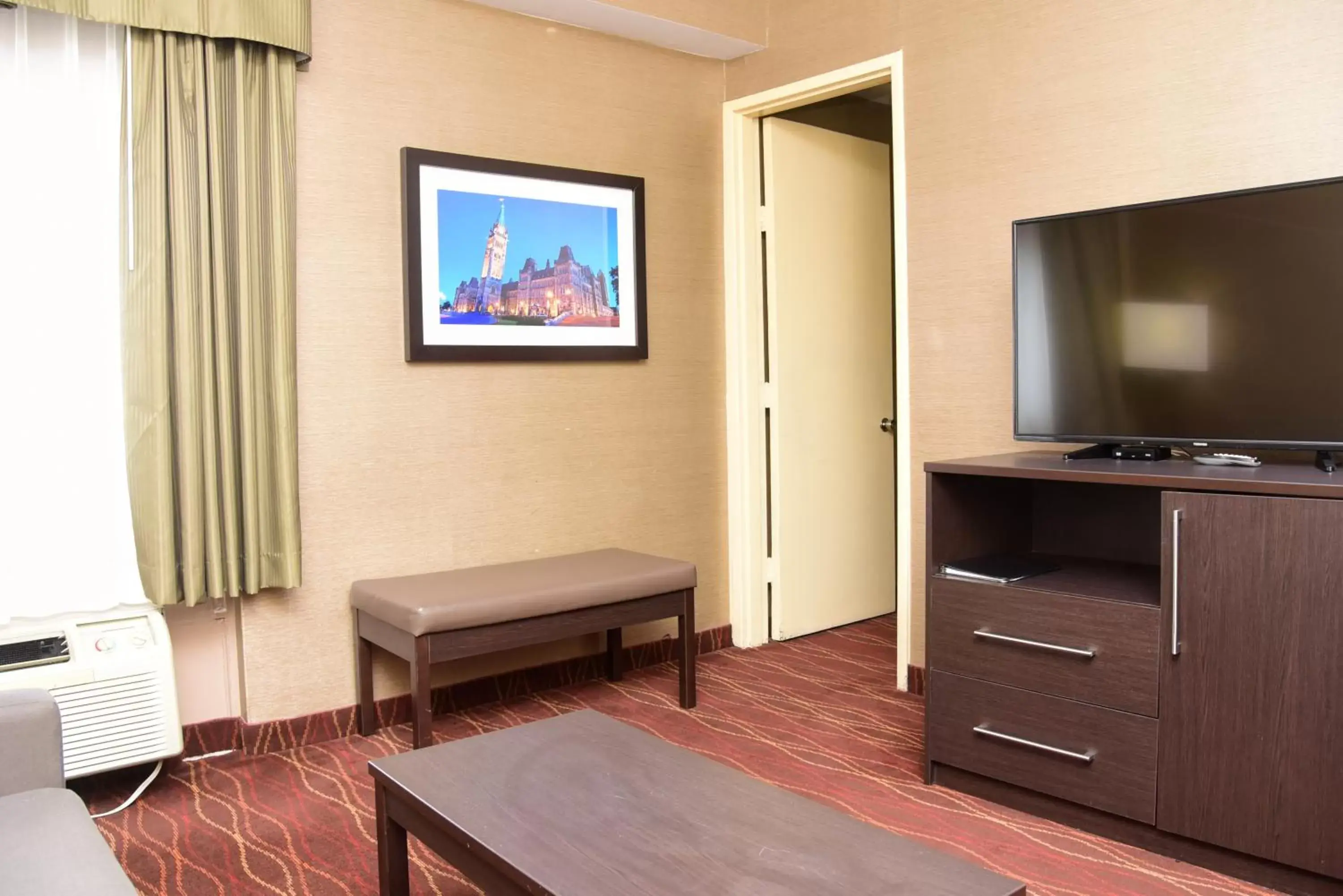 Living room, TV/Entertainment Center in Days Inn by Wyndham Ottawa