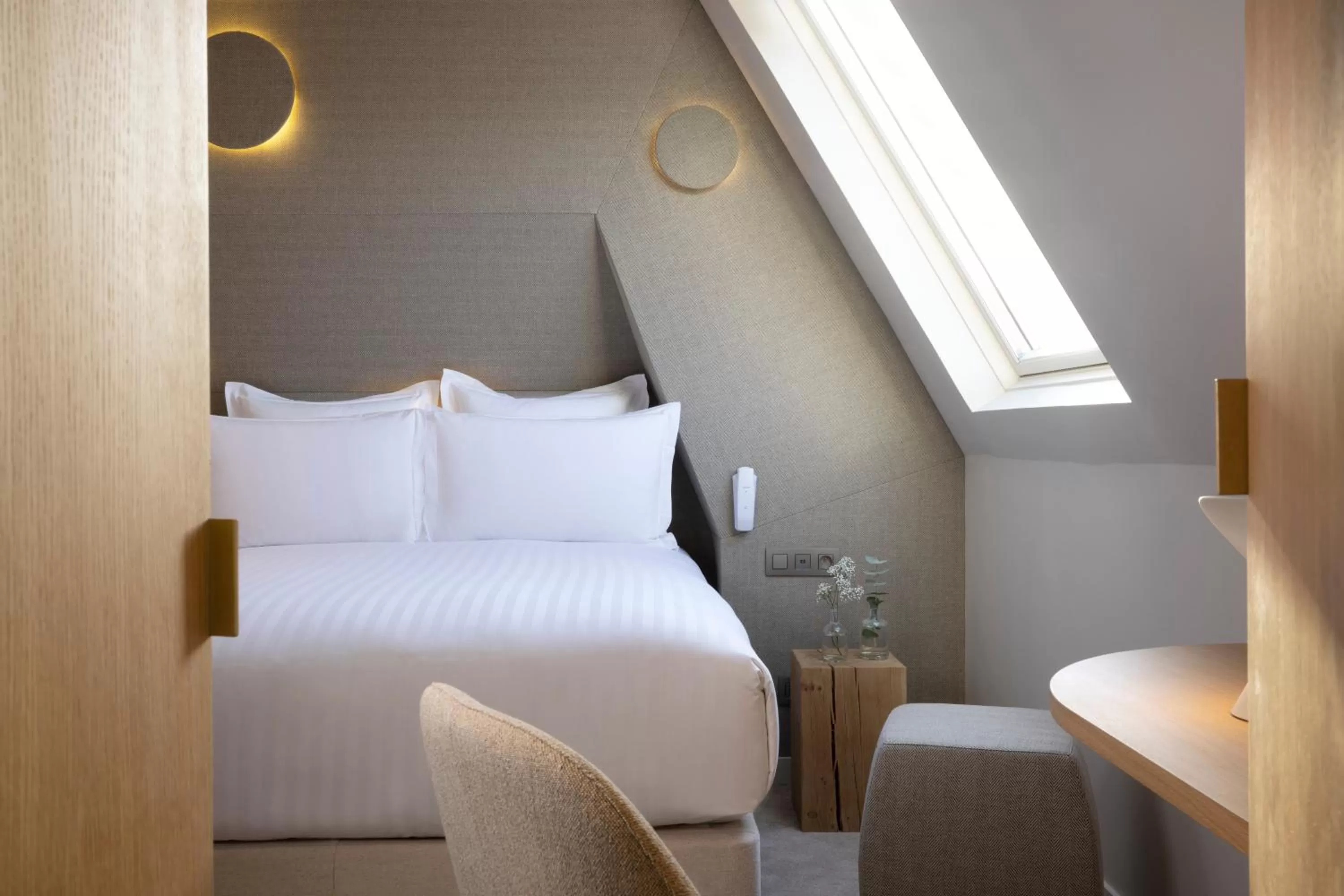 Bedroom, Bed in Hôtel Beige