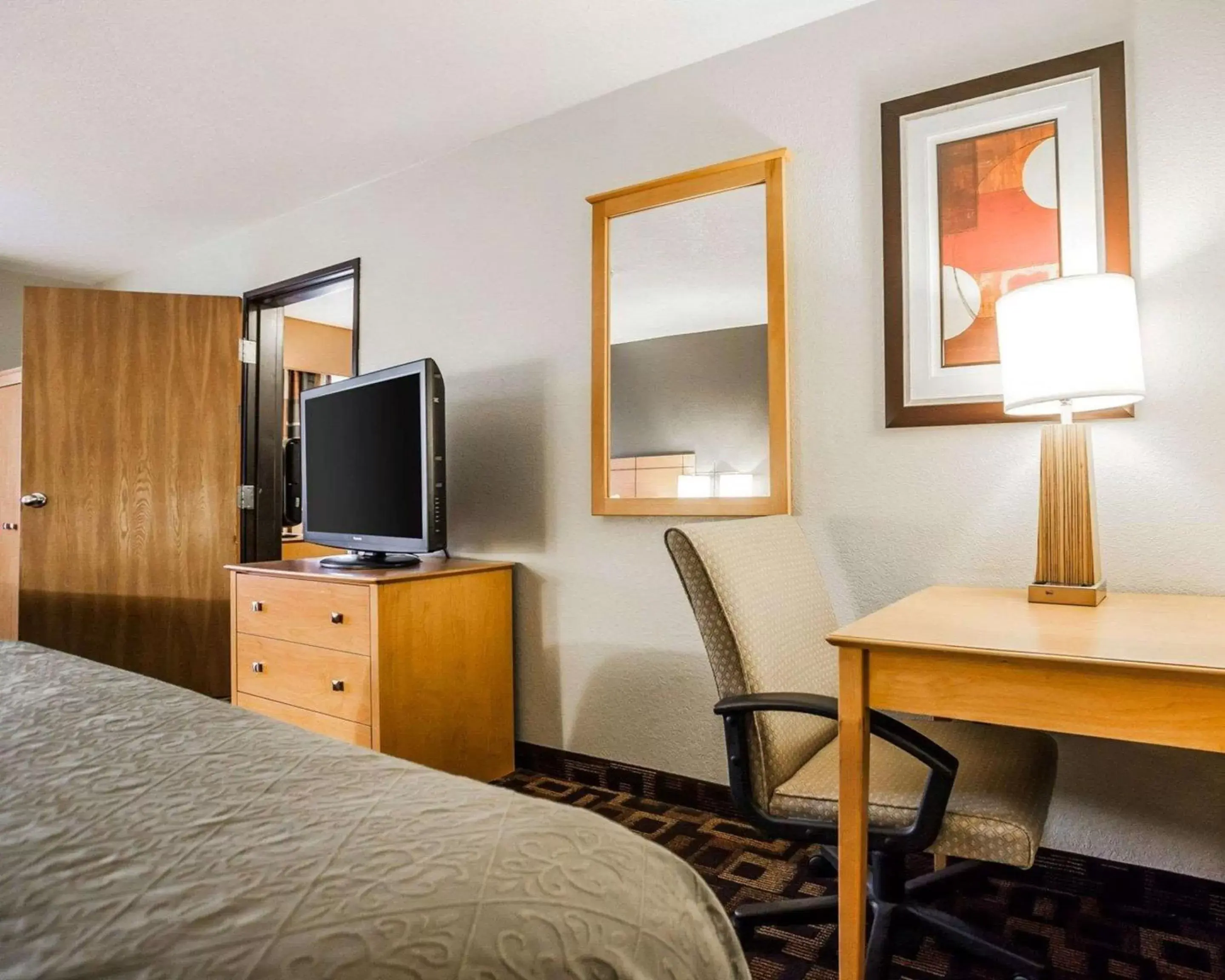 Photo of the whole room, TV/Entertainment Center in Quality Inn & Suites Des Moines Airport