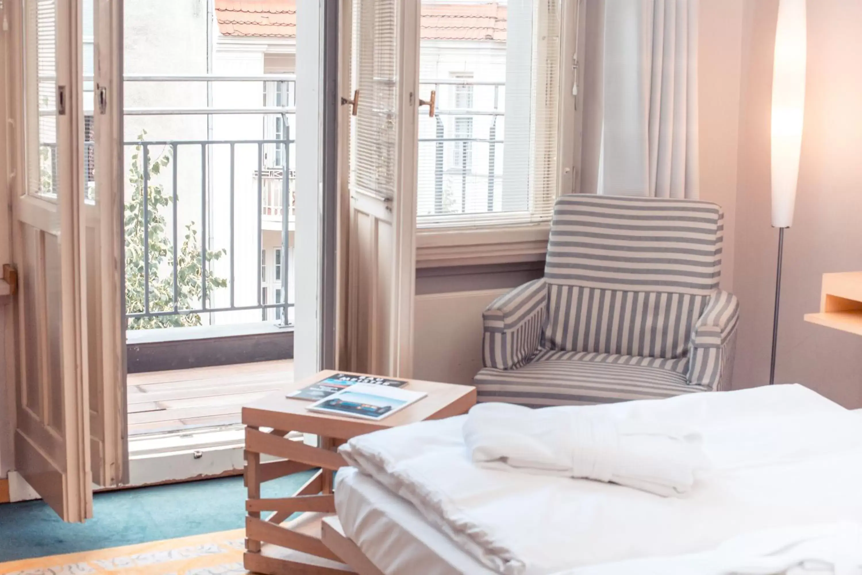 Bed, Seating Area in Hotel Bleibtreu Berlin by Golden Tulip