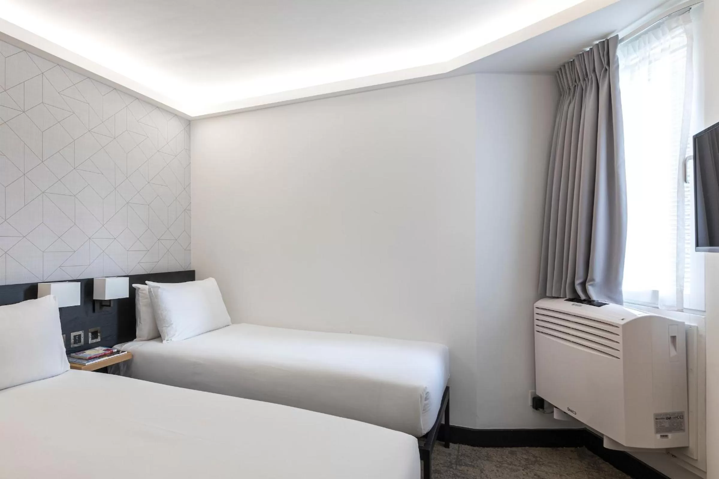 Superior Twin Room in St Giles London – A St Giles Hotel