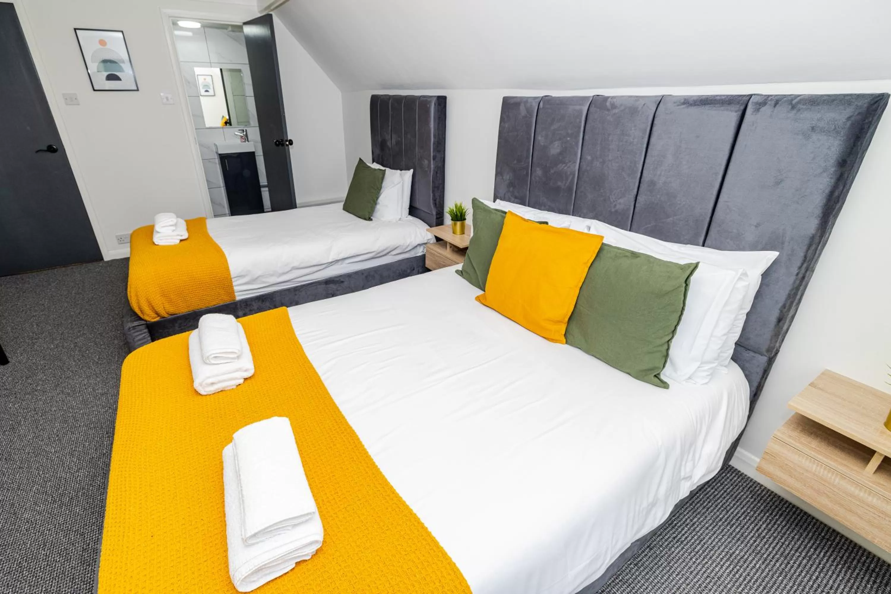 Photo of the whole room, Bed in Woodford Hotel