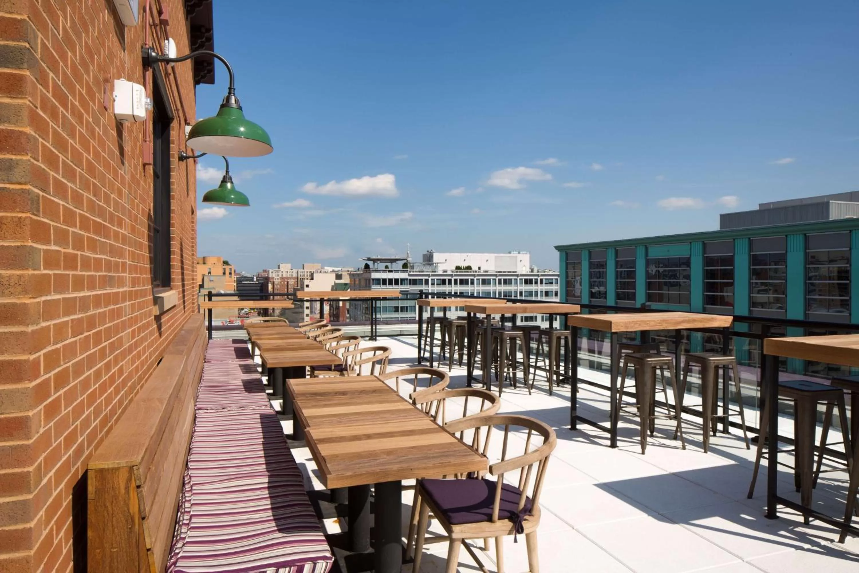 Dining area in Motto by Hilton Washington DC City Center