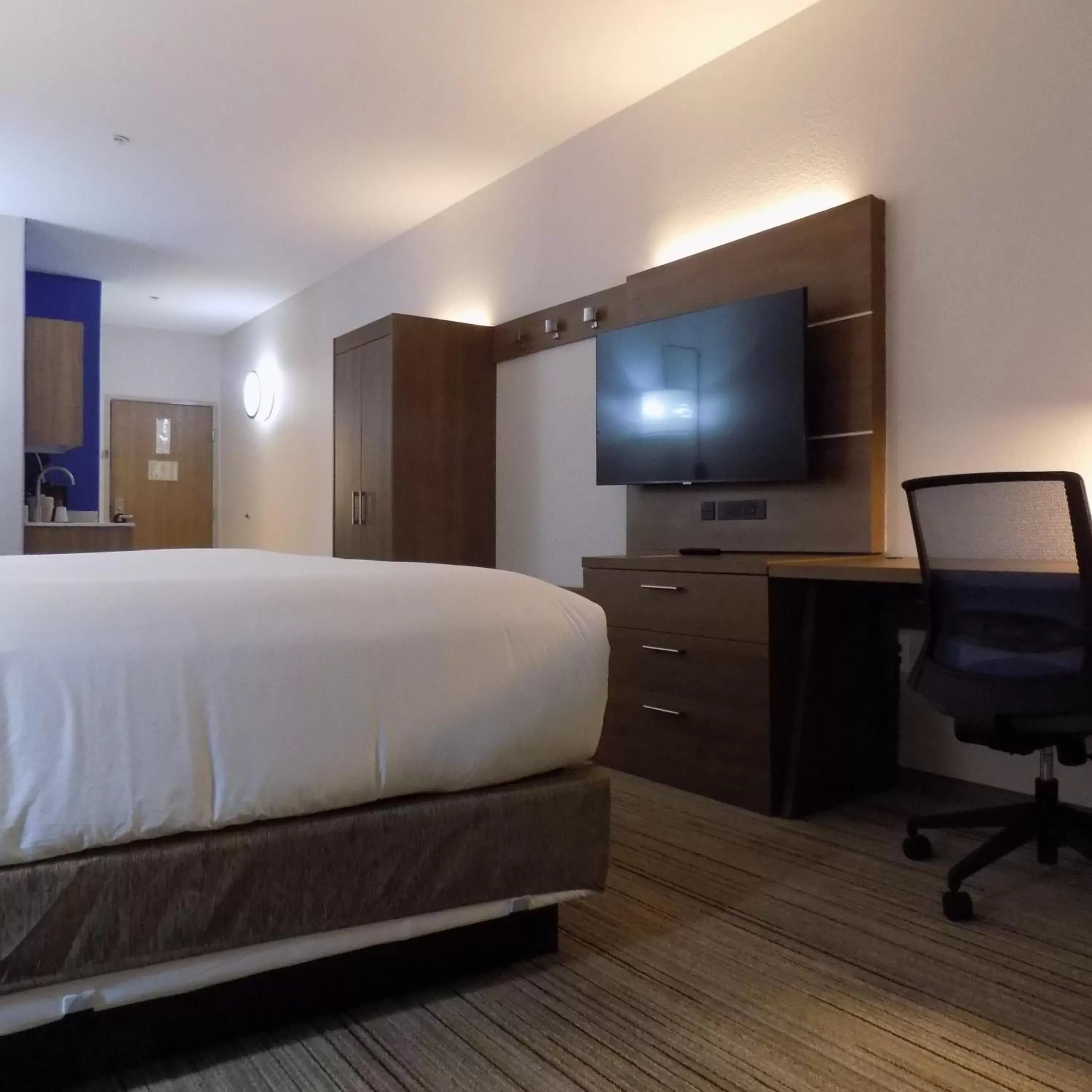 Bedroom, Bed in Holiday Inn Express Hotel & Suites Mission-McAllen Area, an IHG Hotel