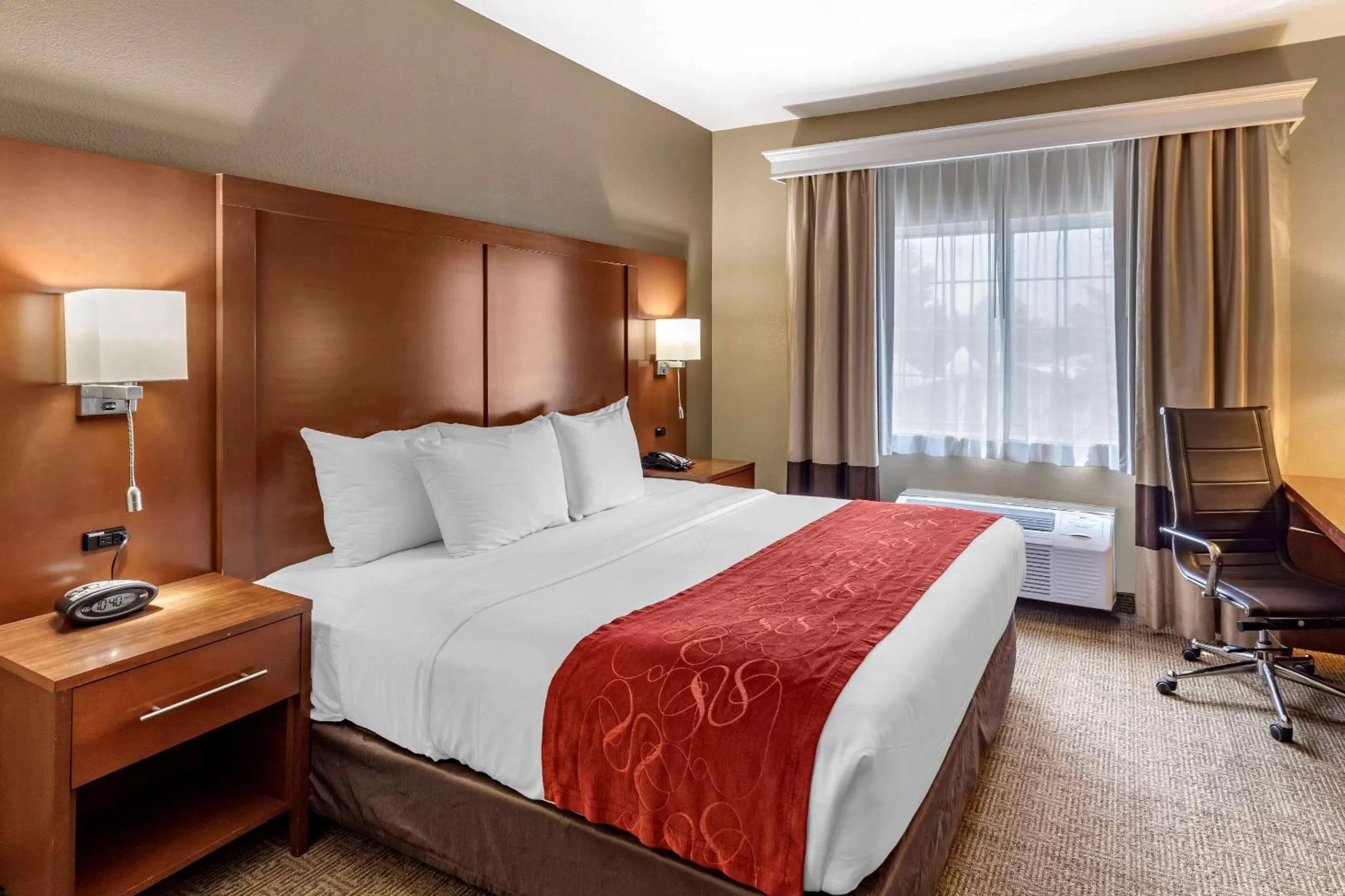 Photo of the whole room, Bed in Comfort Suites Fort Collins Near University