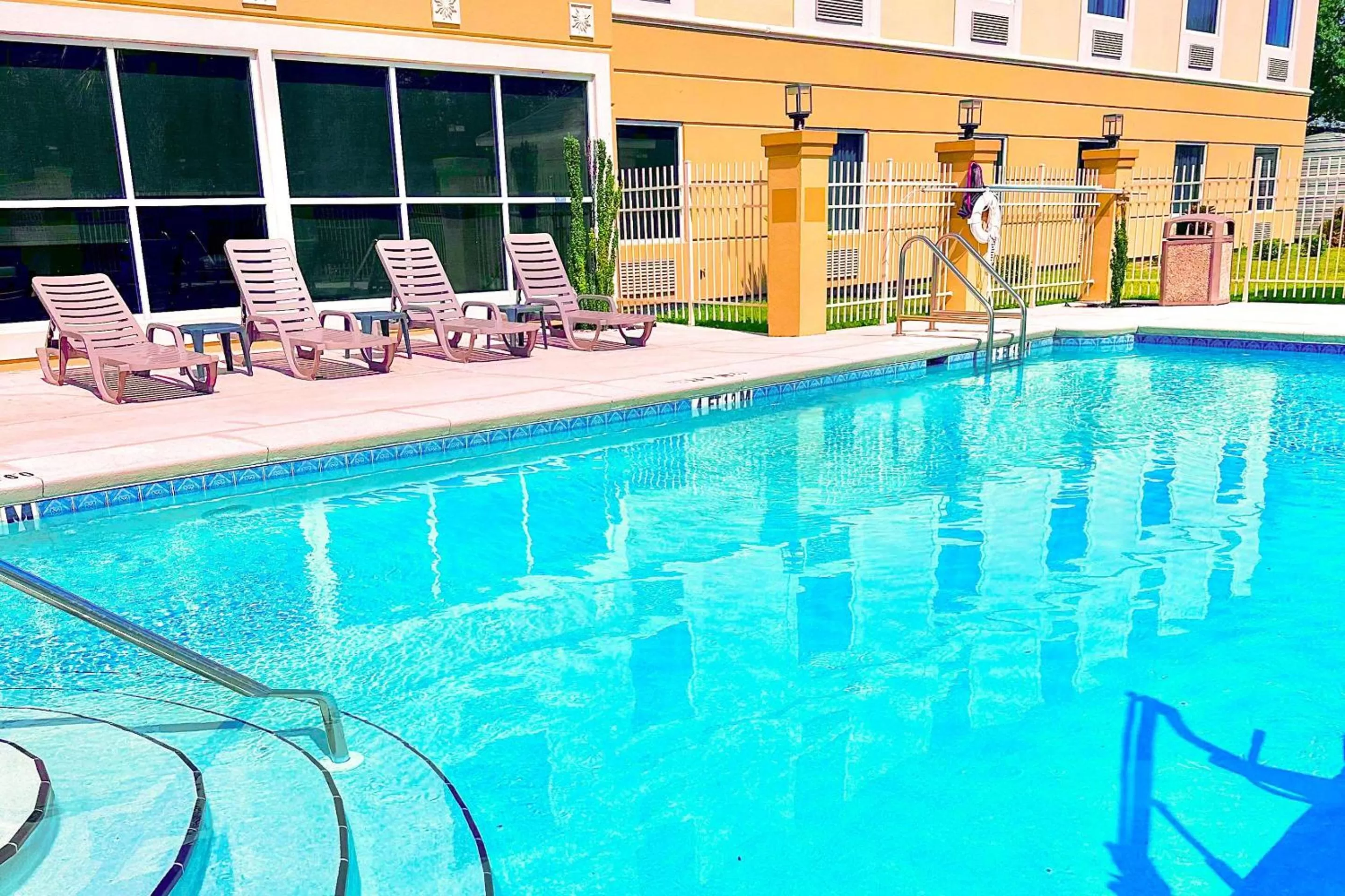 Swimming pool in Comfort Inn & Suites Marianna I-10