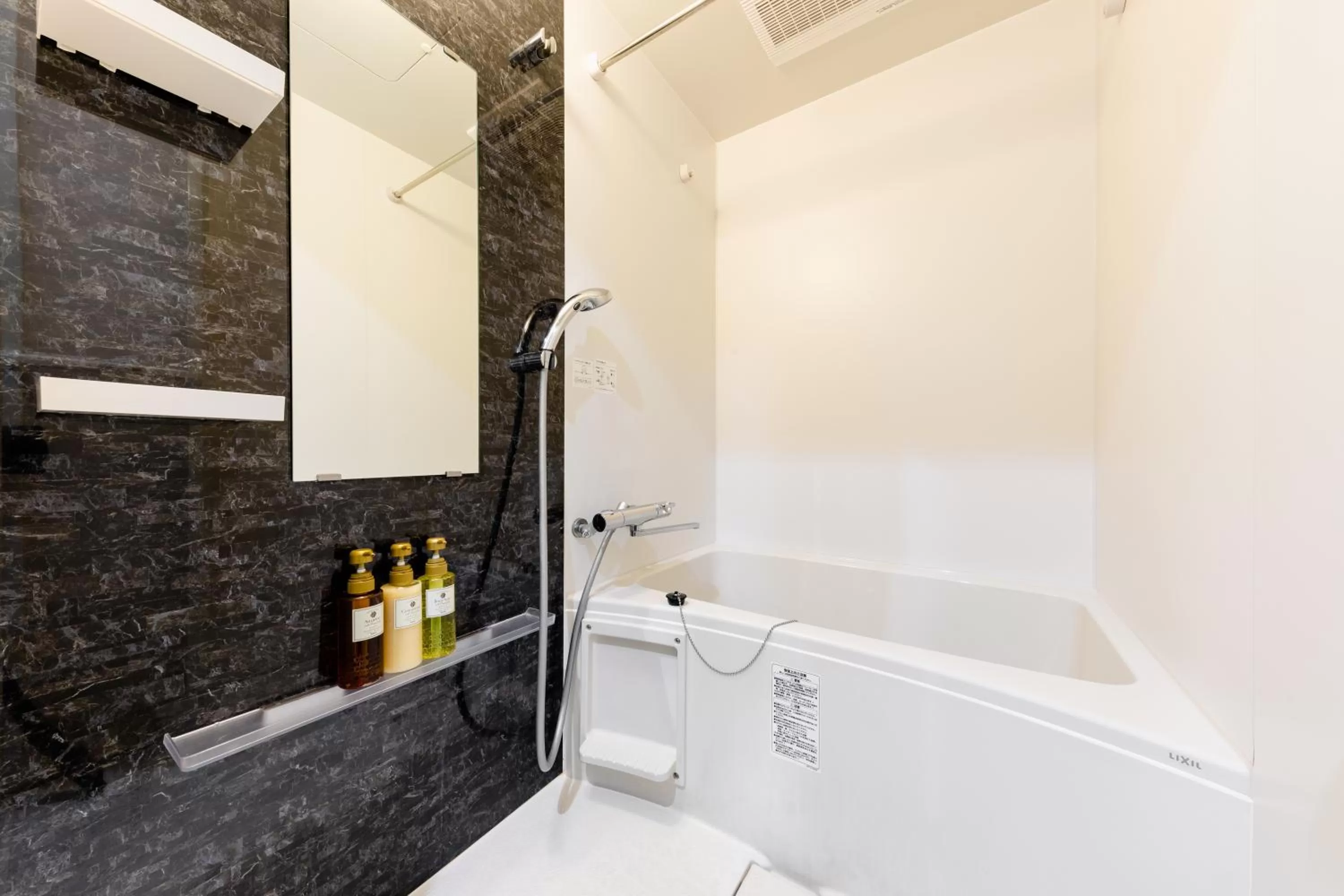 Shower in TAKUTO STAY SAKAISUJI-HOMMACHI