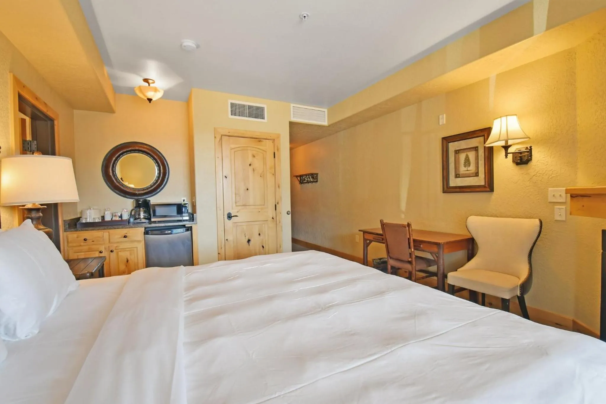Photo of the whole room, Bed in Silverado Lodge by Park City - Canyons Village