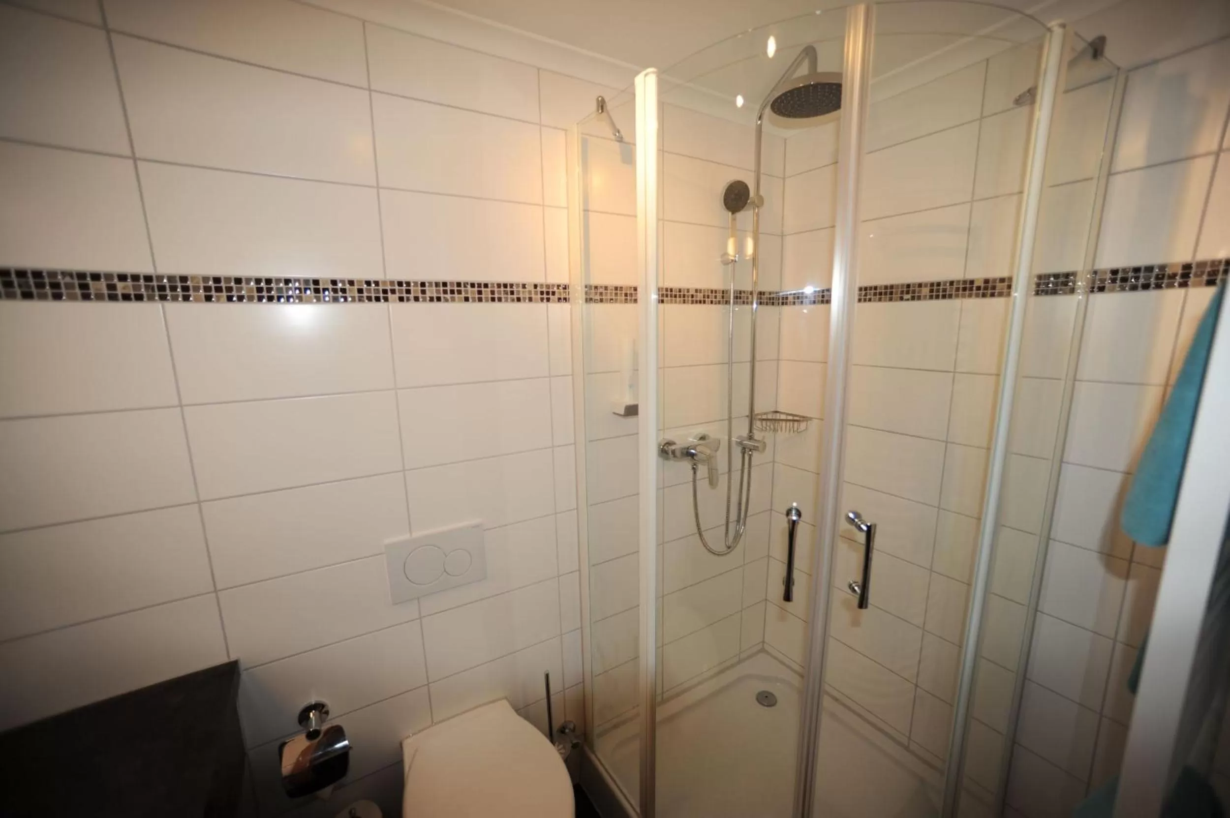 Shower in Hotel Post - regionales großes Frühstücksbuffet - auch GF & LF