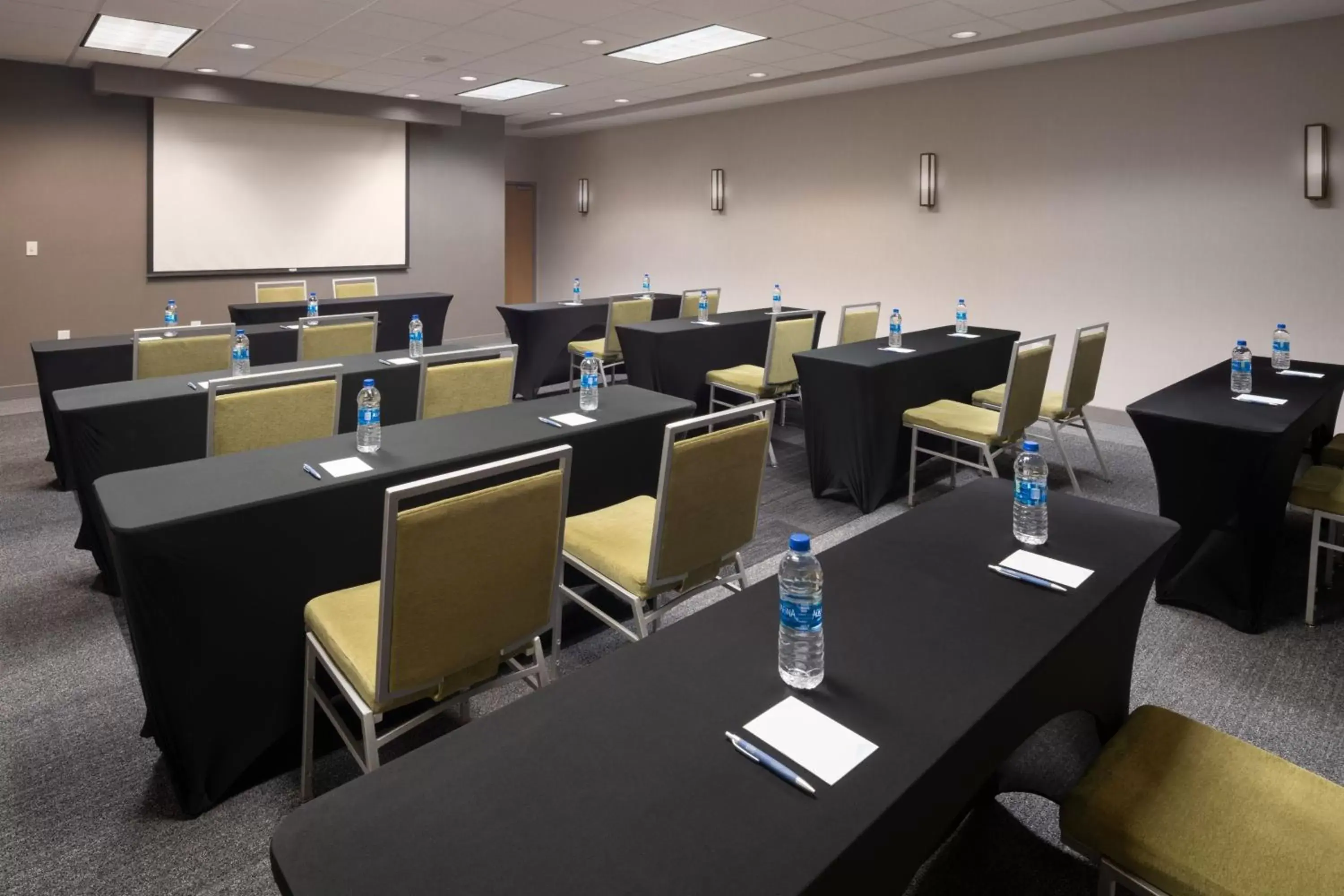 Meeting/conference room in Four Points by Sheraton Chicago Schaumburg