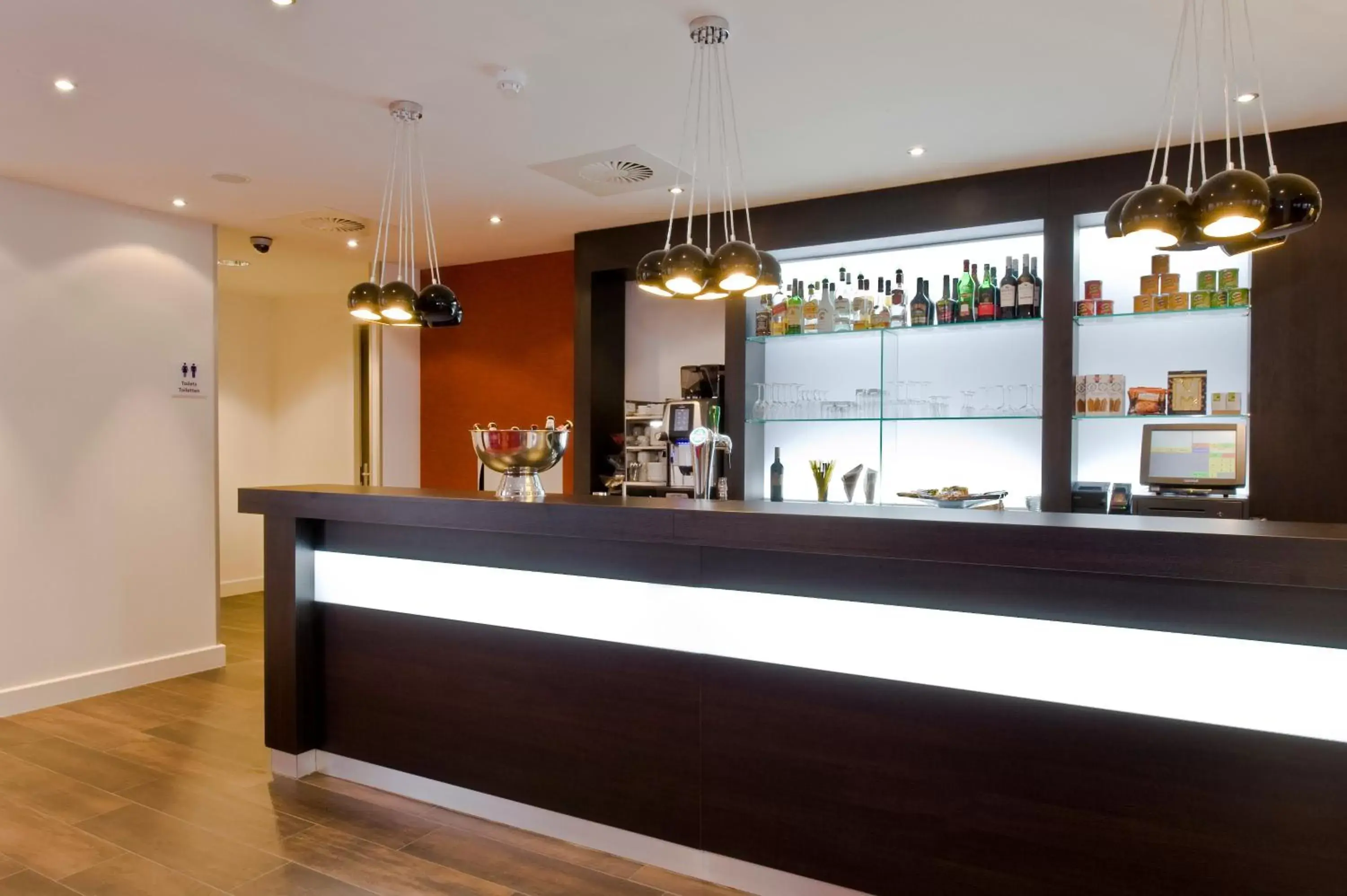 Breakfast, Lounge/Bar in Holiday Inn Express Amsterdam - Schiphol, an IHG Hotel