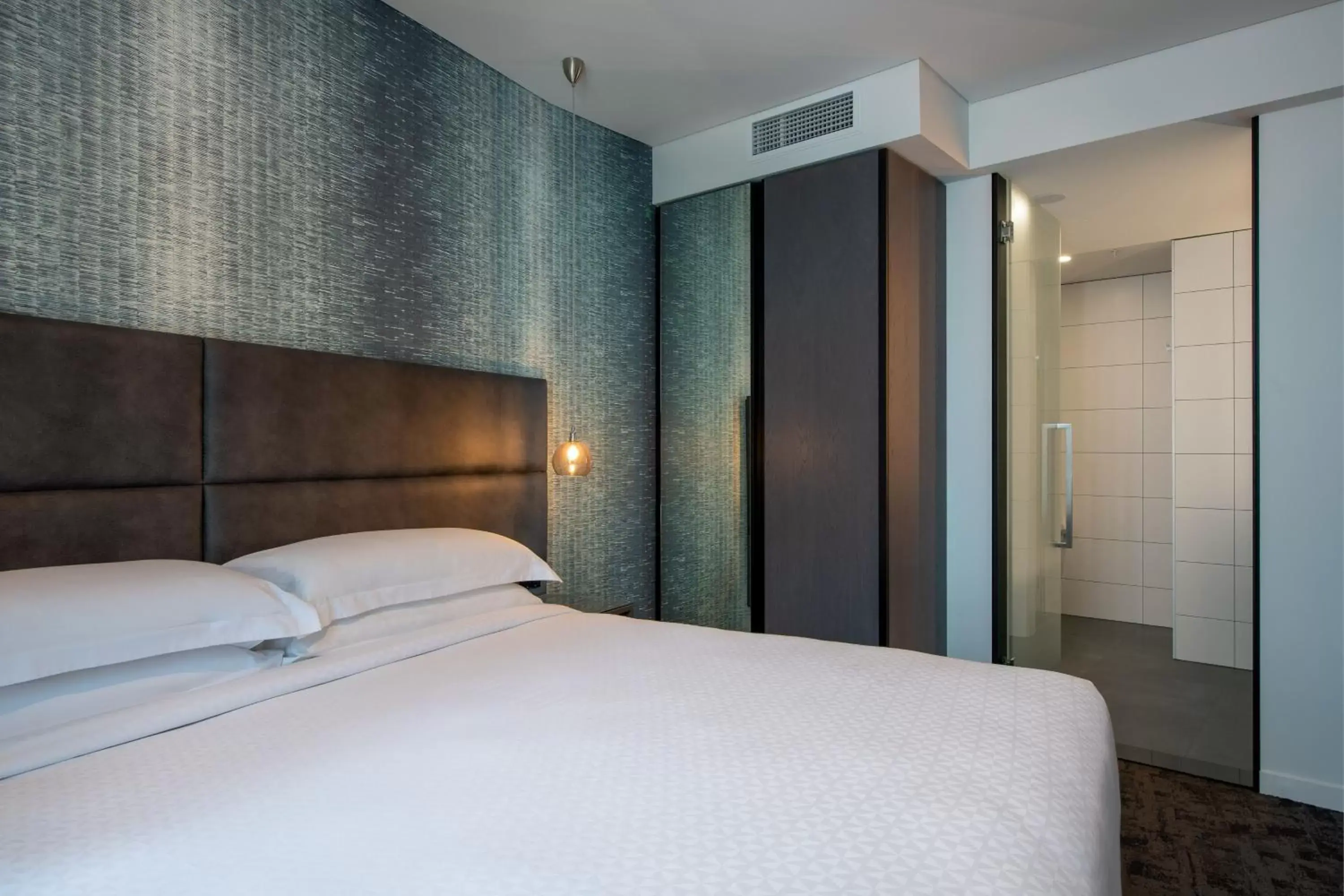 Bedroom, Bed in Four Points by Sheraton Auckland