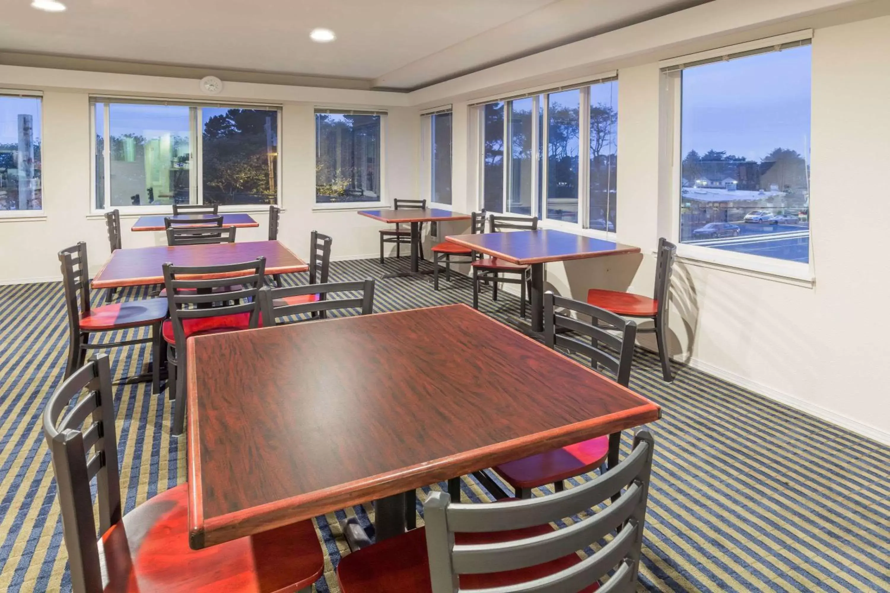 Meeting/conference room, Restaurant/Places to Eat in Travelodge by Wyndham Depoe Bay
