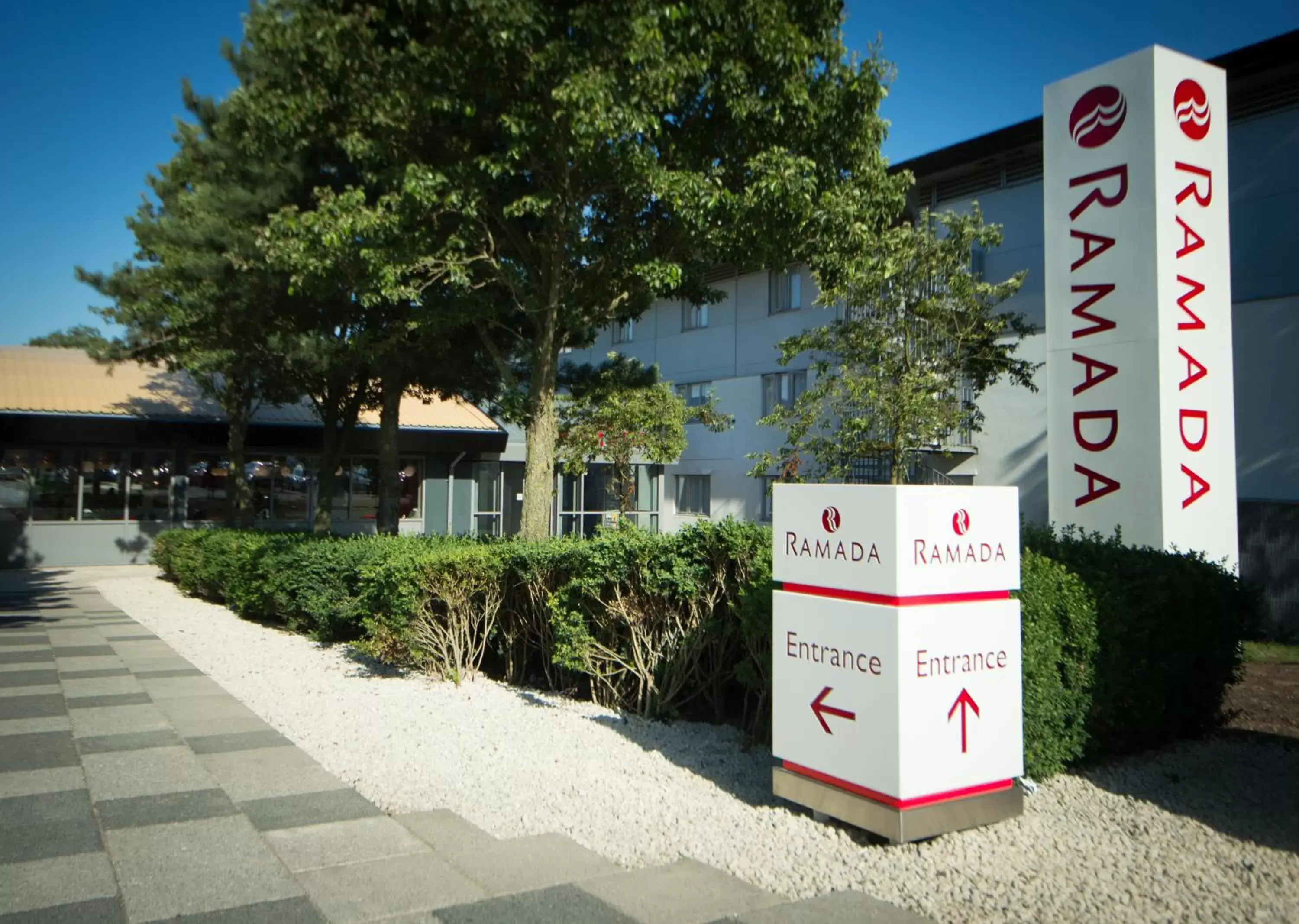 Facade/entrance, Garden in Ramada London South Mimms