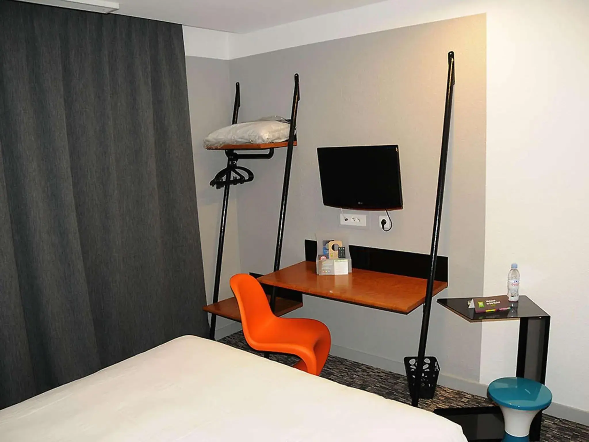 Photo of the whole room, TV/Entertainment Center in Ibis Styles Chambery Centre Gare