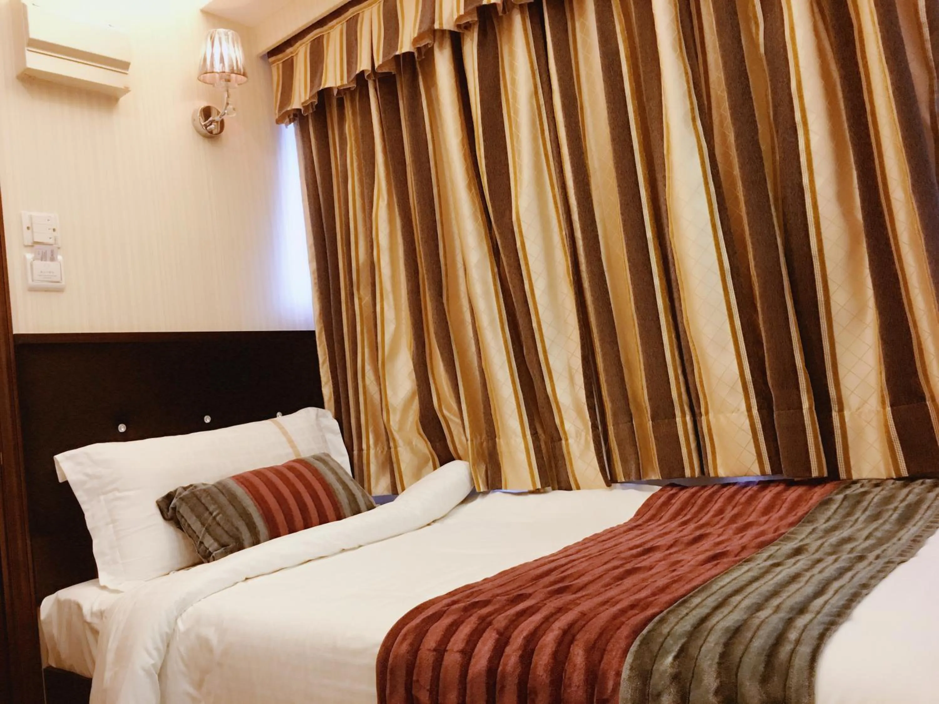 Bed in Seasons Hotel - Causeway Bay