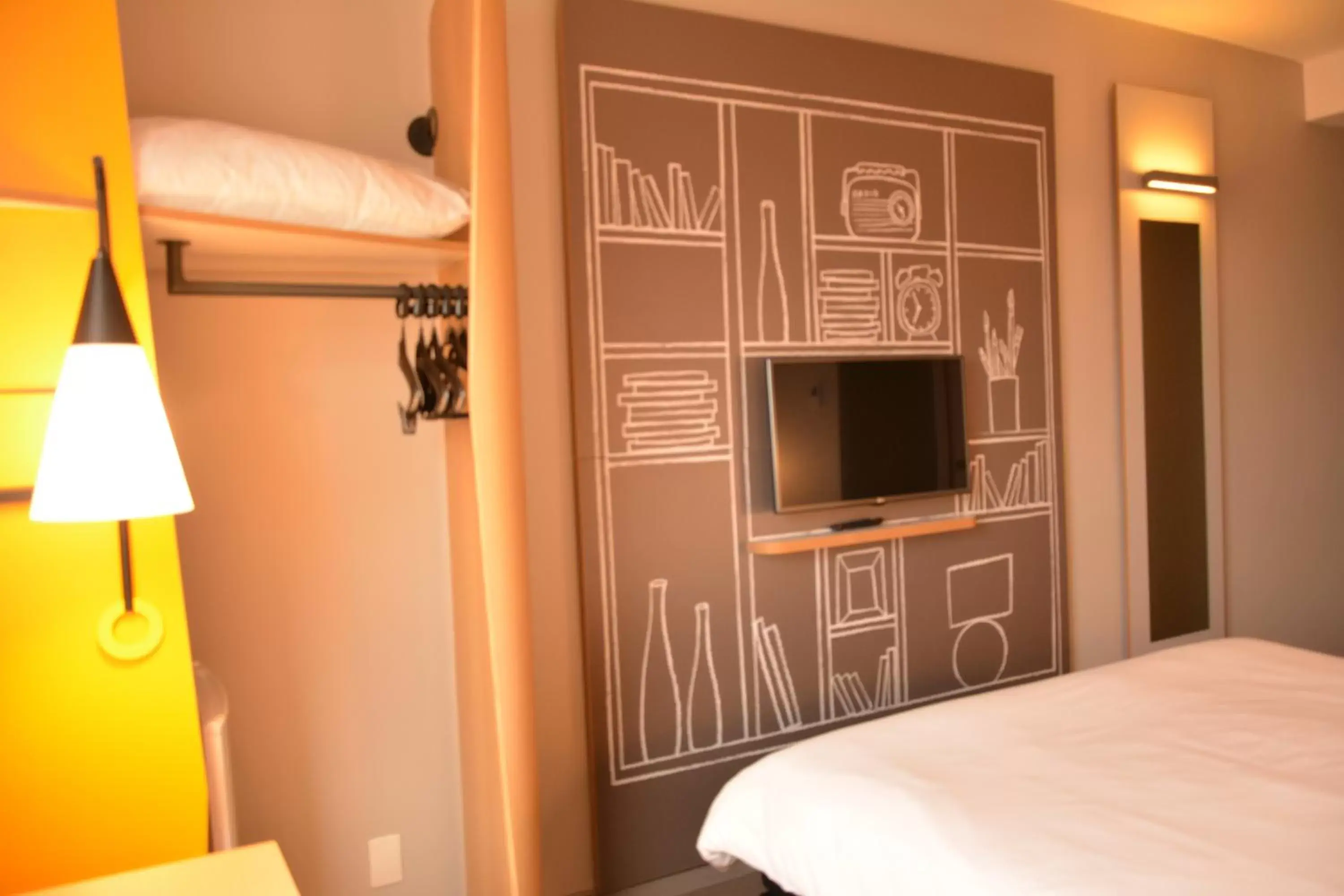 Bedroom, TV/Entertainment Center in ibis Jacarei