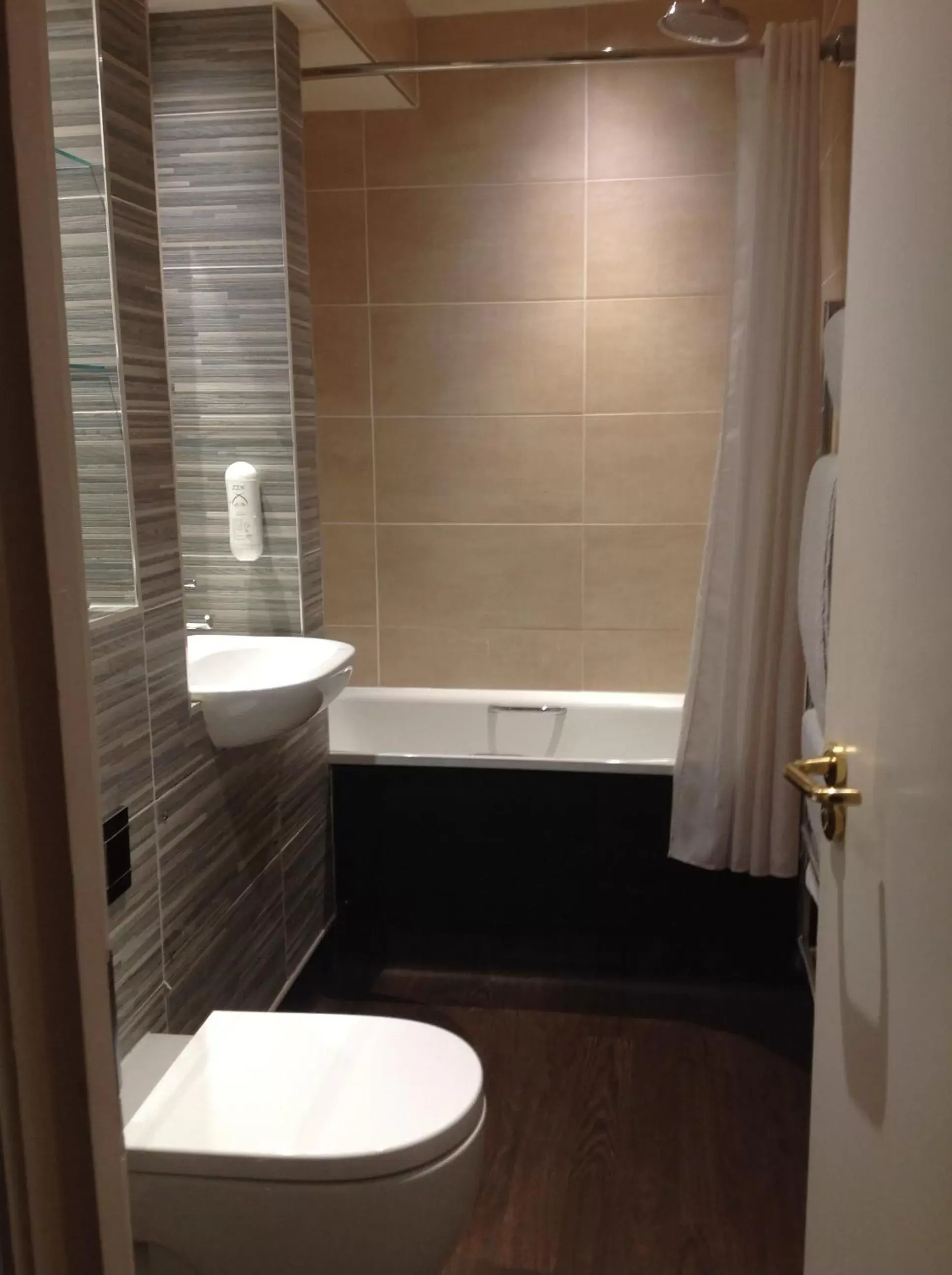 Shower, Bathroom in The Wyndham Arms-Wetherspoon