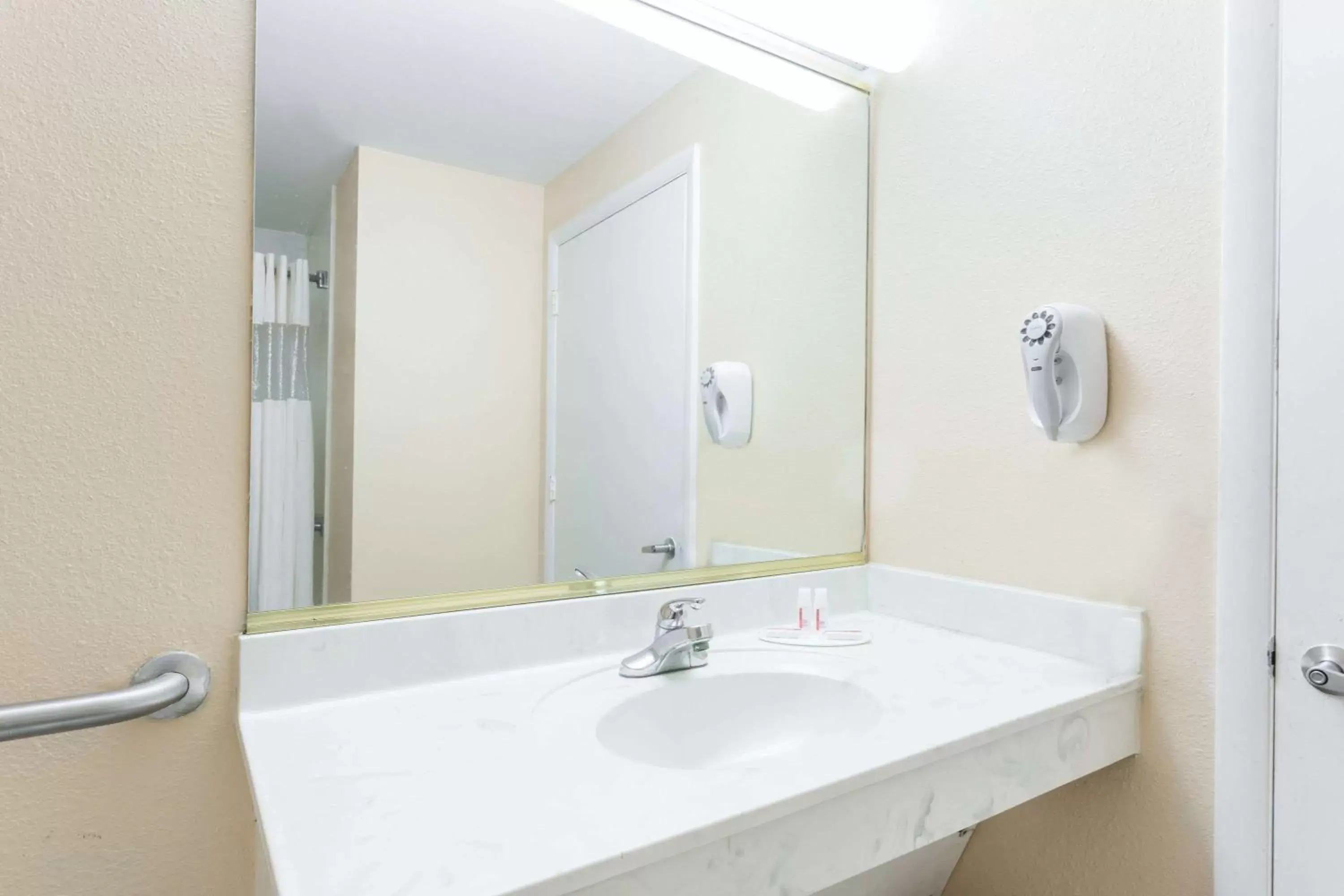 Bathroom in Super 8 by Wyndham Hull Street Midlothian Richmond Area