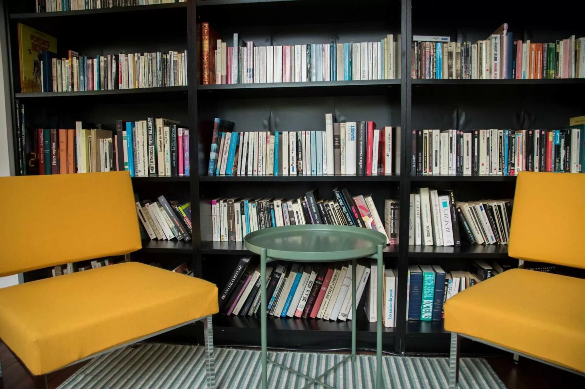 Library in Hôtel Les Hauts de Meursault