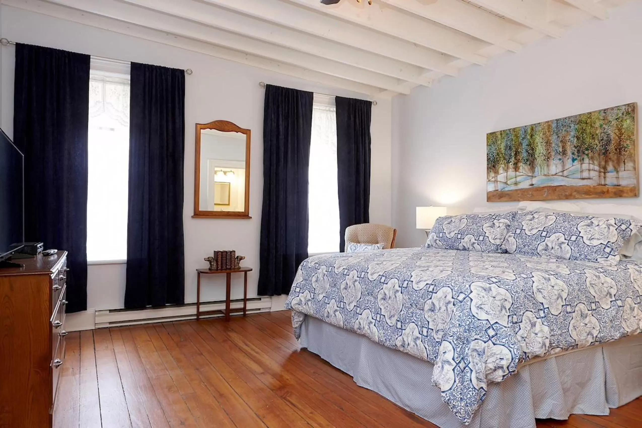 Bedroom, Bed in Cheltenham Suites