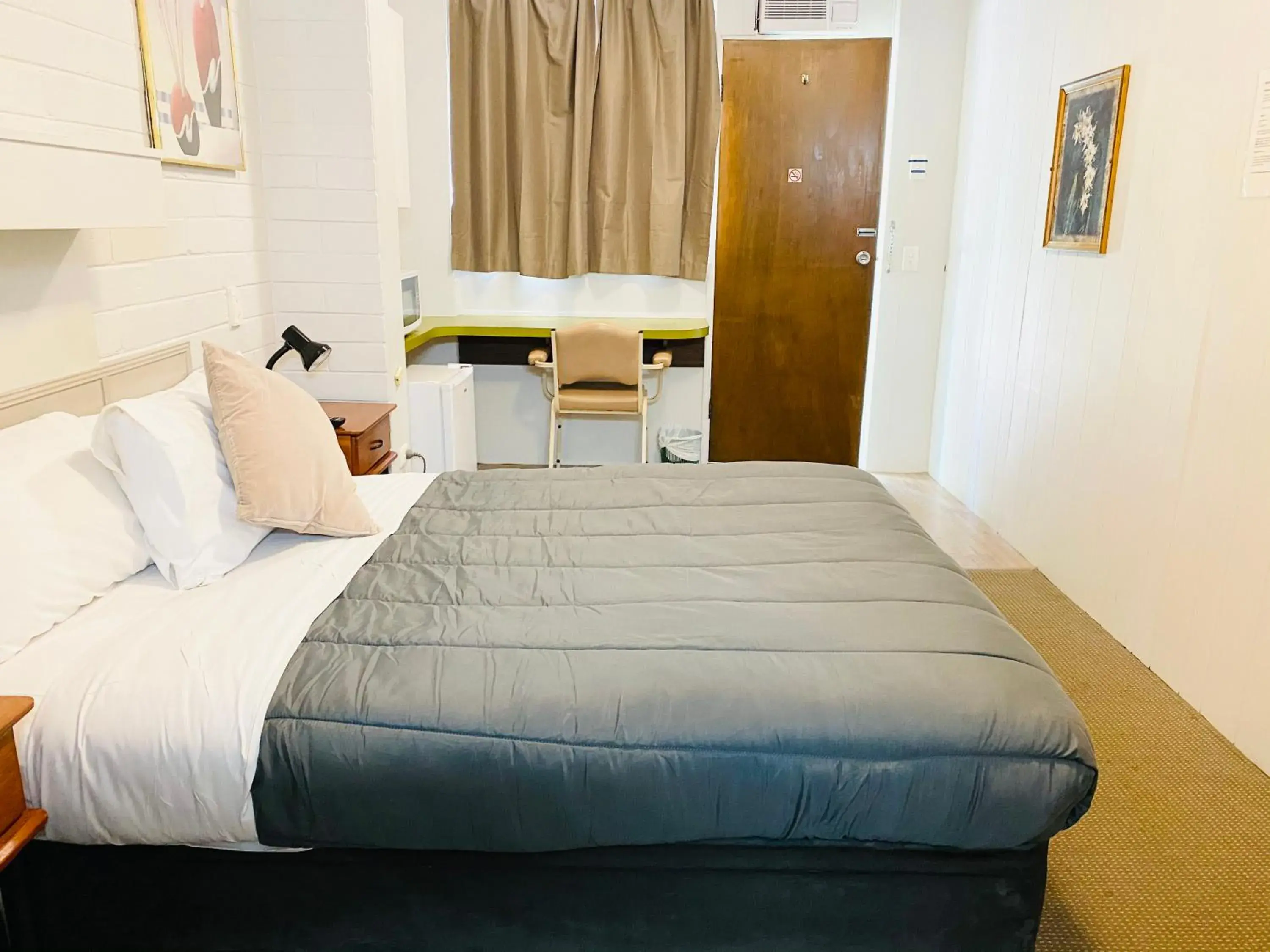 Bed in Millers Cottage Motel Bed in Millers Cottage Motel