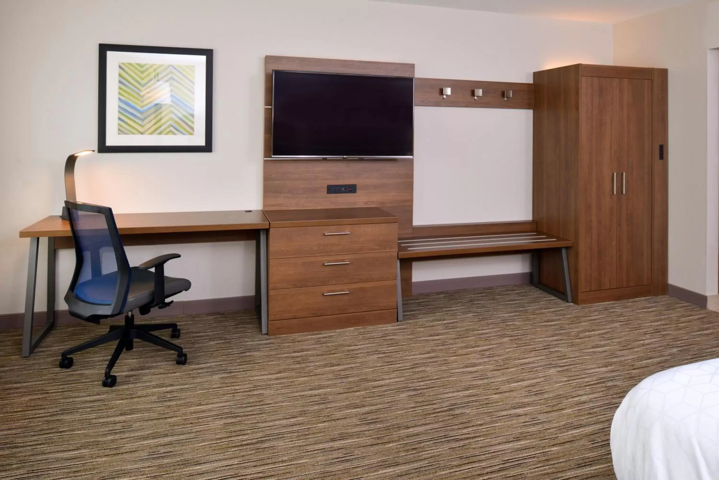 Bedroom, TV/Entertainment Center in Holiday Inn Express & Suites - Ottumwa, an IHG Hotel