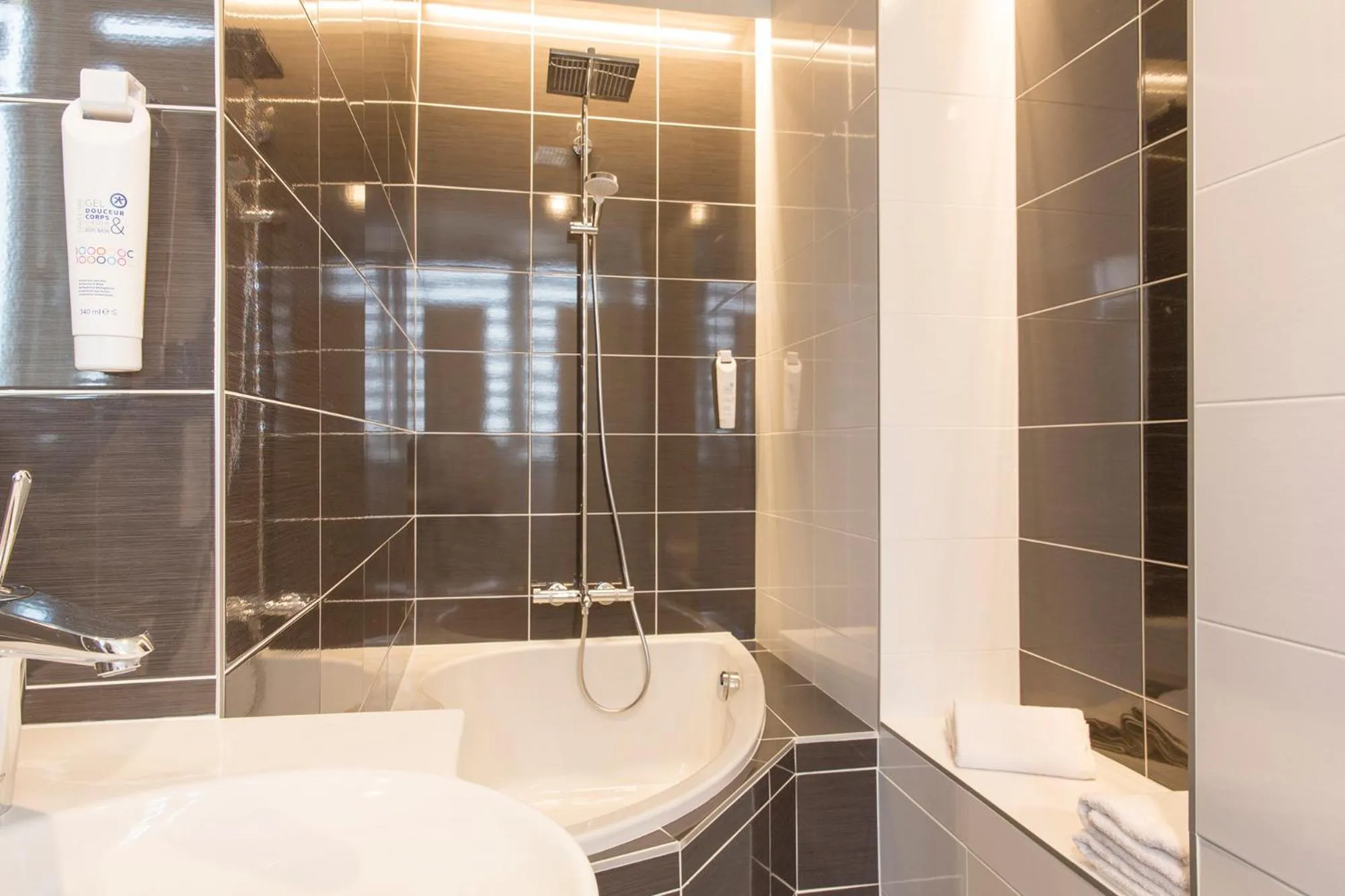 Bathroom in Brit Hôtel Confort Cléria Lorient Centre