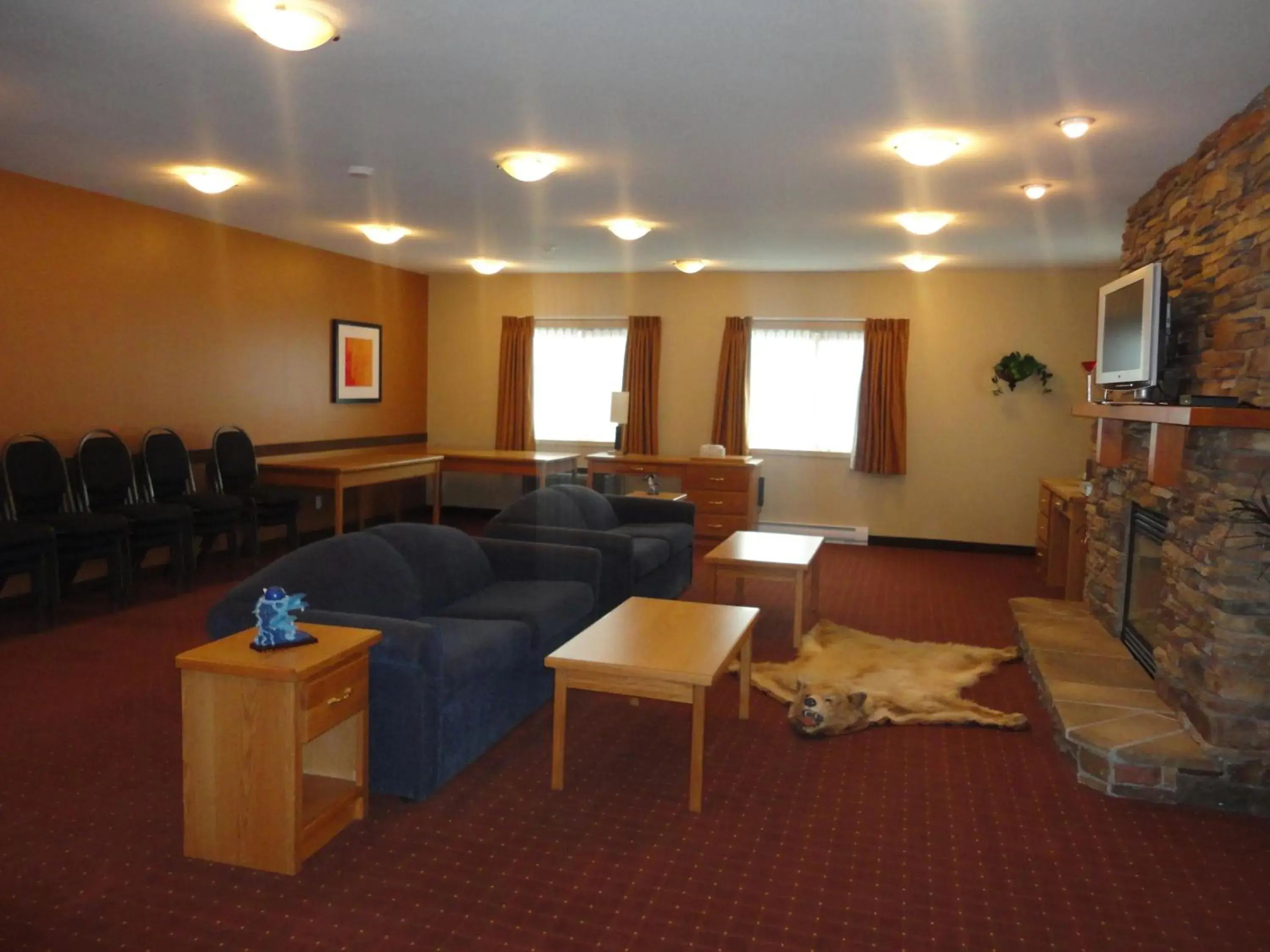 Communal lounge/ TV room, Seating Area in Coast Osoyoos Beach Hotel