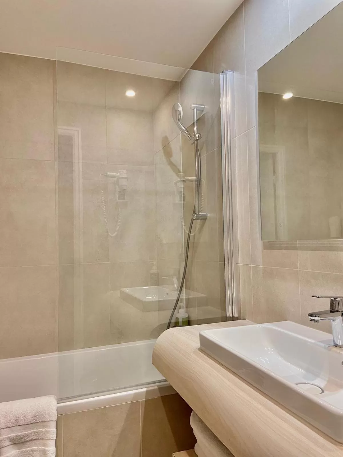 Bathroom in Hôtel Central Saint Germain