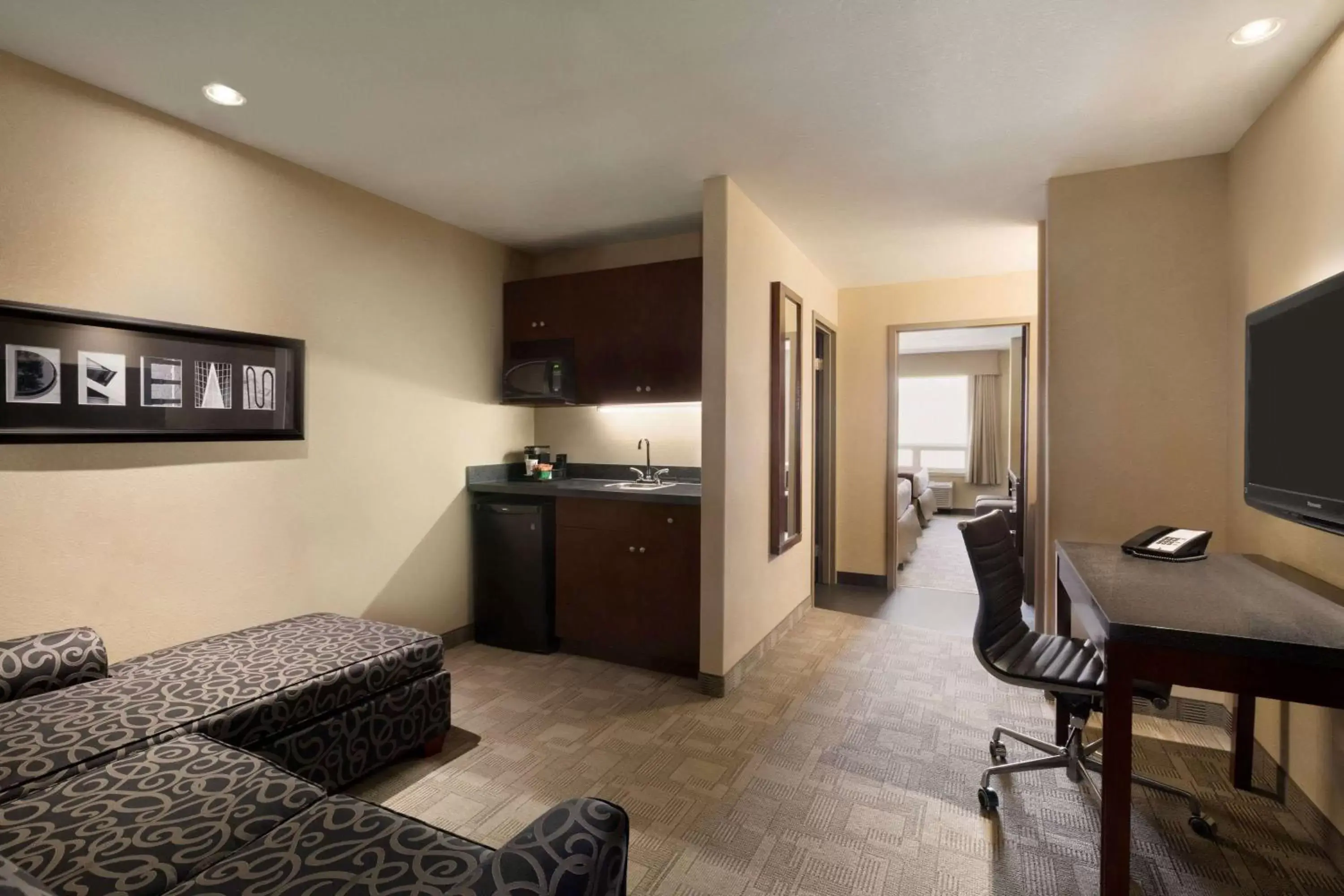 Photo of the whole room, Kitchen/Kitchenette in Days Inn by Wyndham Regina Airport West