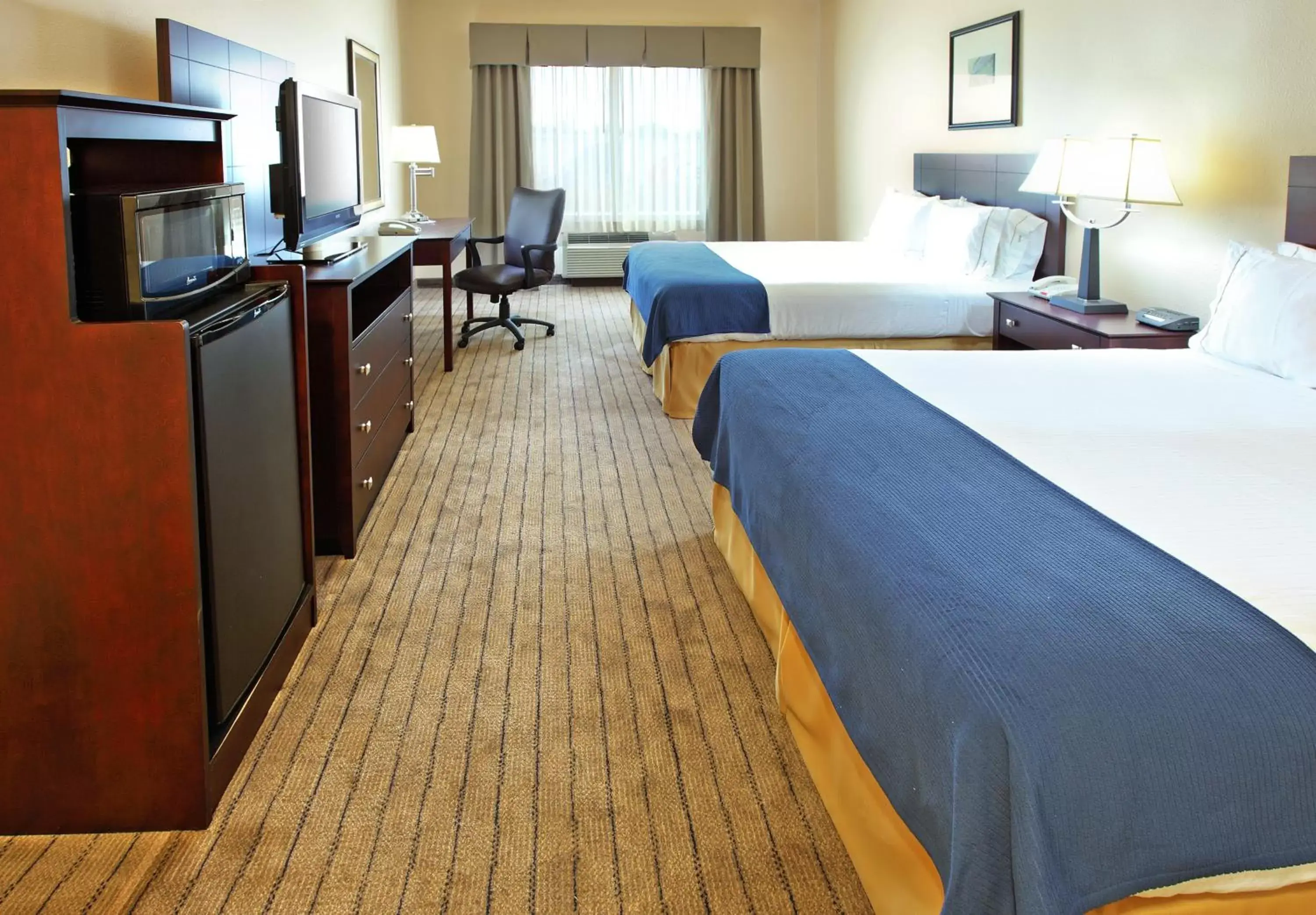 Photo of the whole room, Bed in Holiday Inn Express Hotel & Suites Marshall, an IHG Hotel