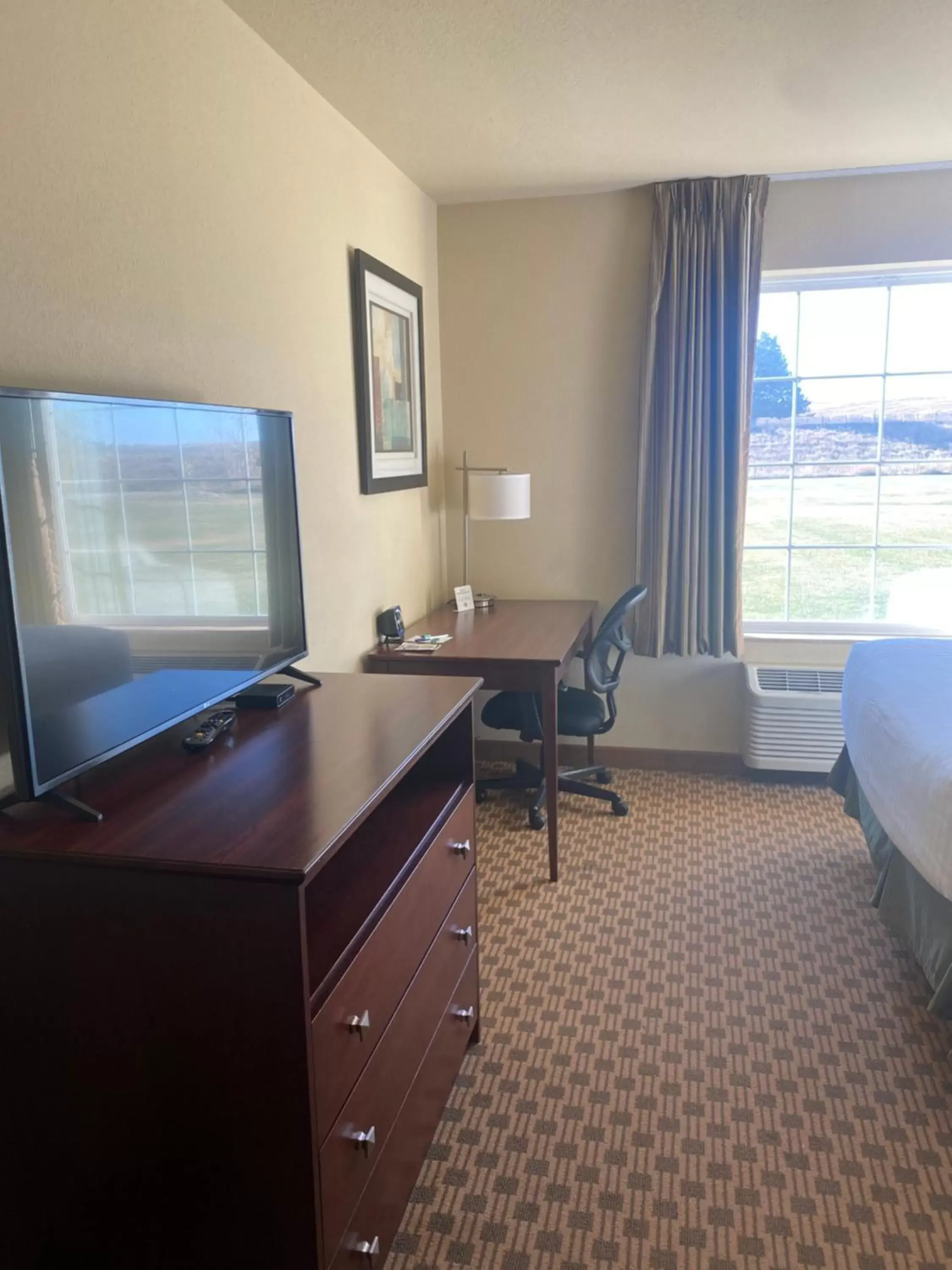 TV and multimedia in Cobblestone Hotel & Suites - Broken Bow