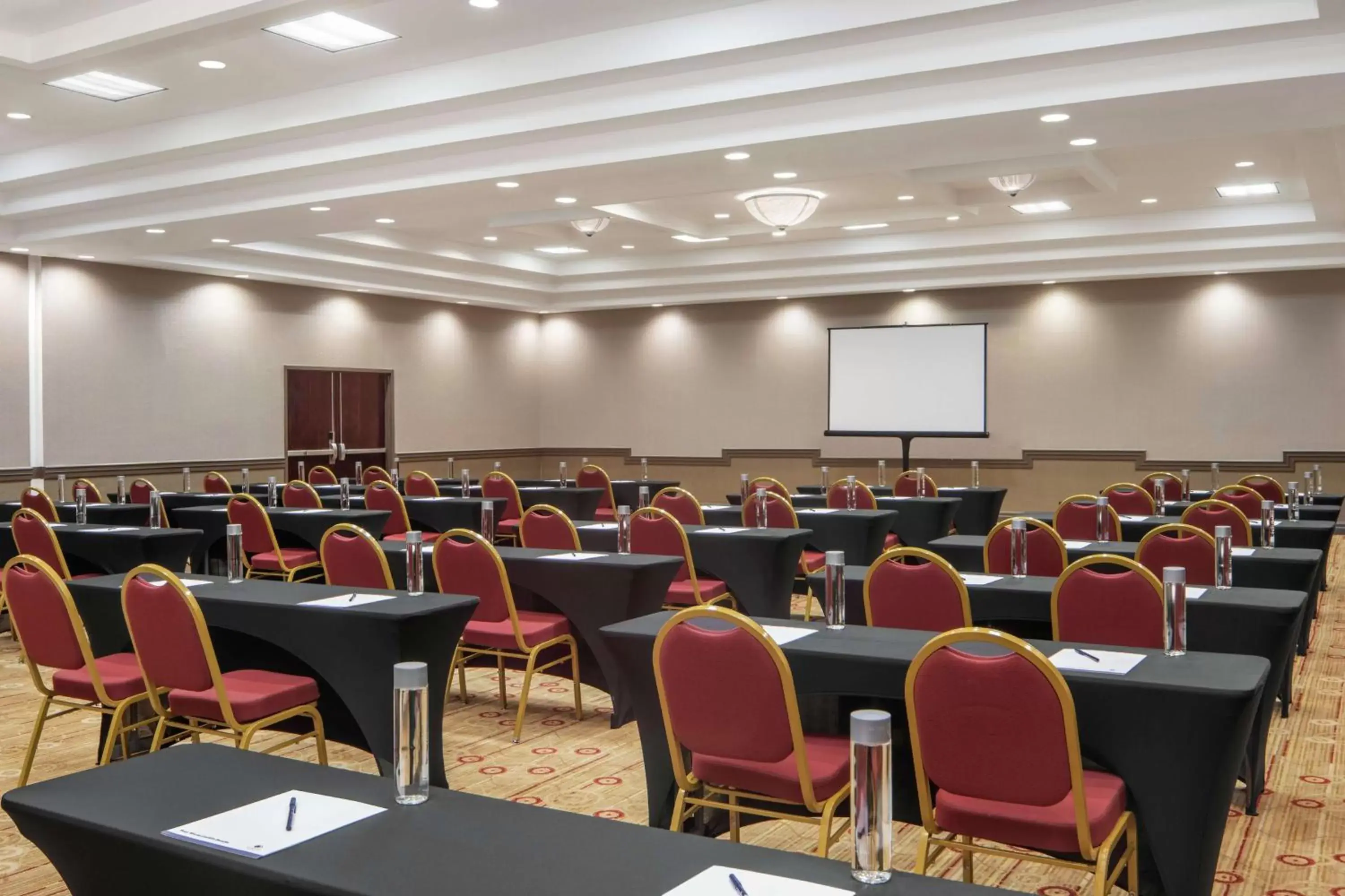 Meeting/conference room in DoubleTree by Hilton Hotel Newark Airport