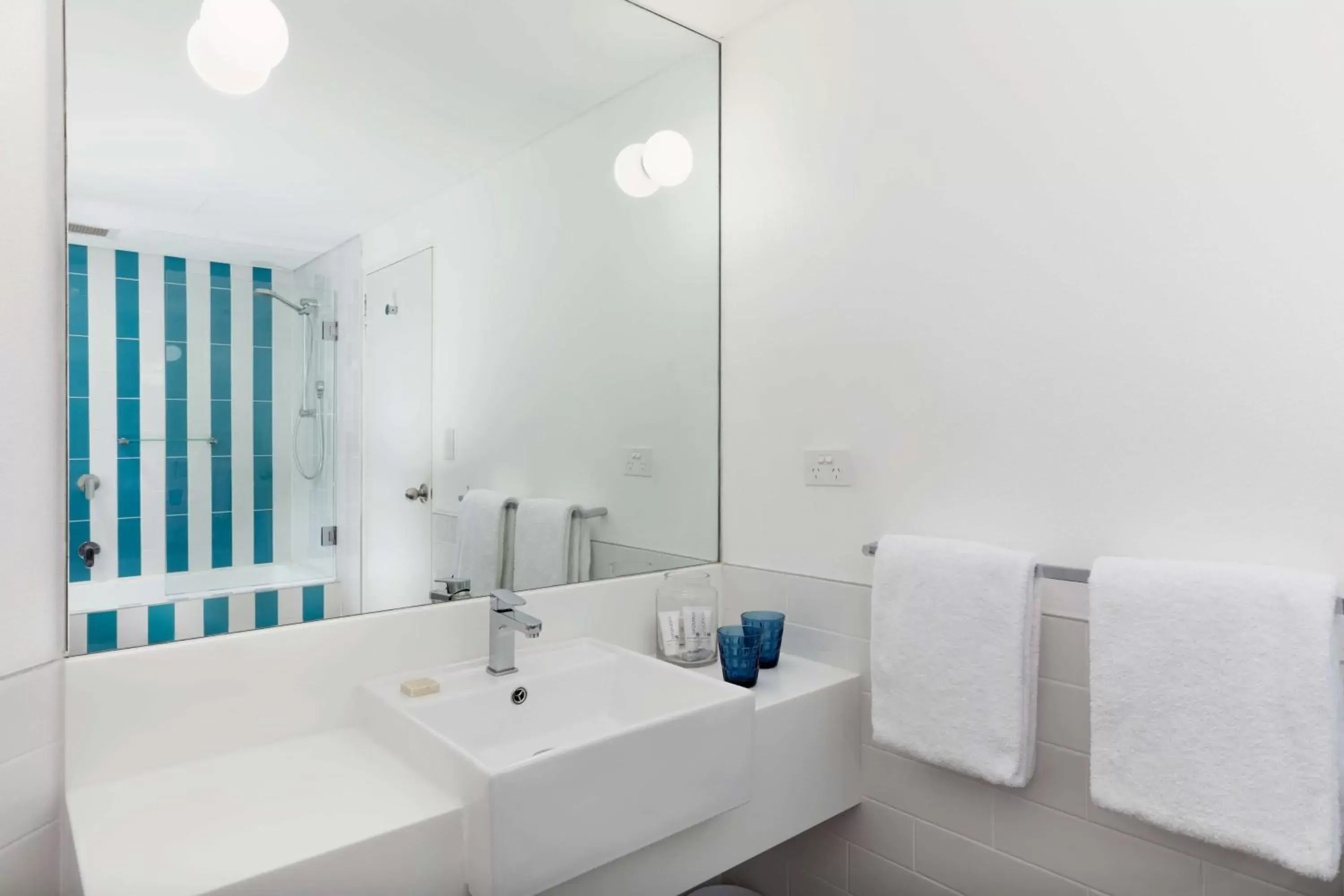 Photo of the whole room, Bathroom in Rydges Cronulla Beachside