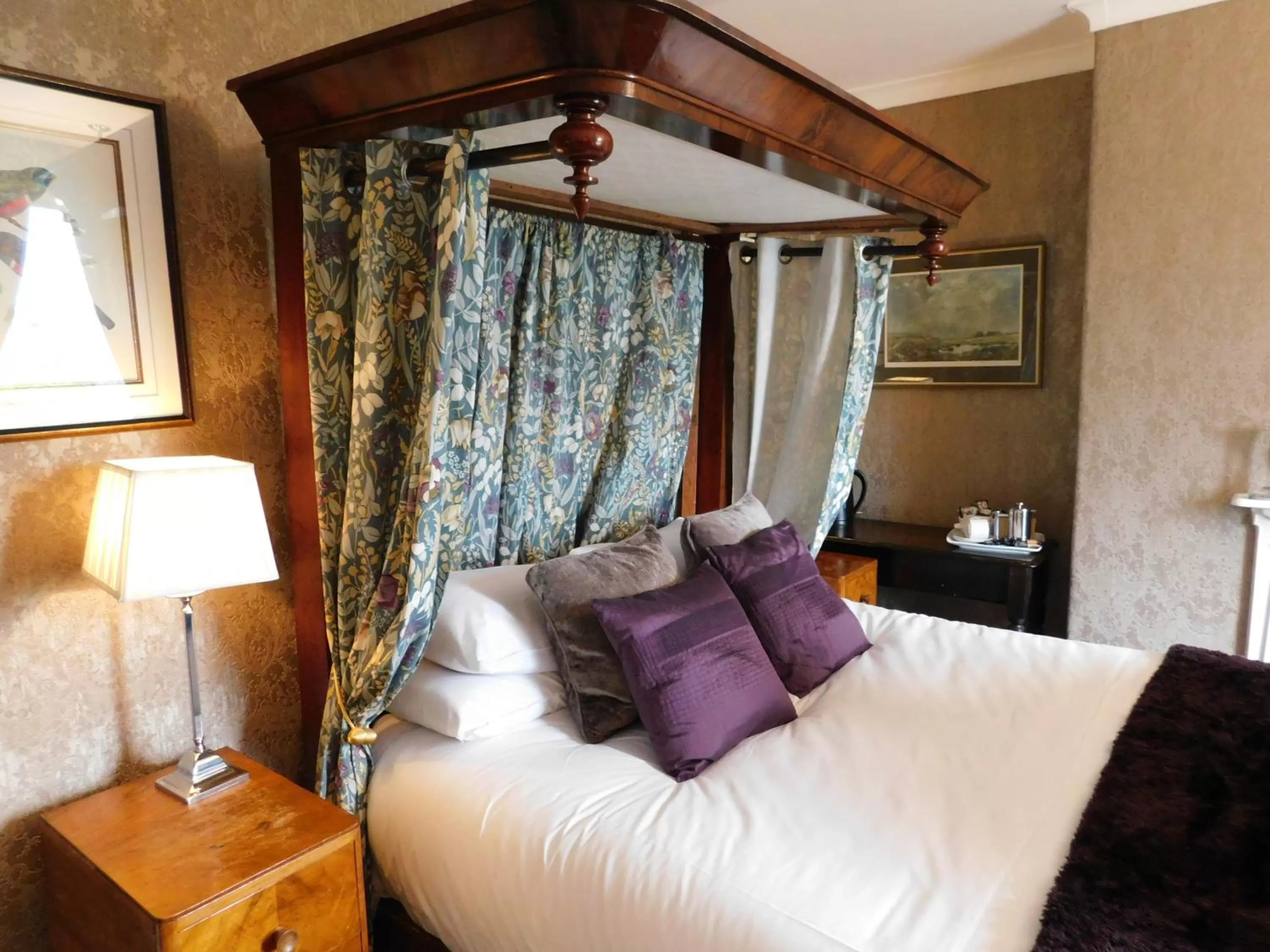 Bed in The Old Registry guest house