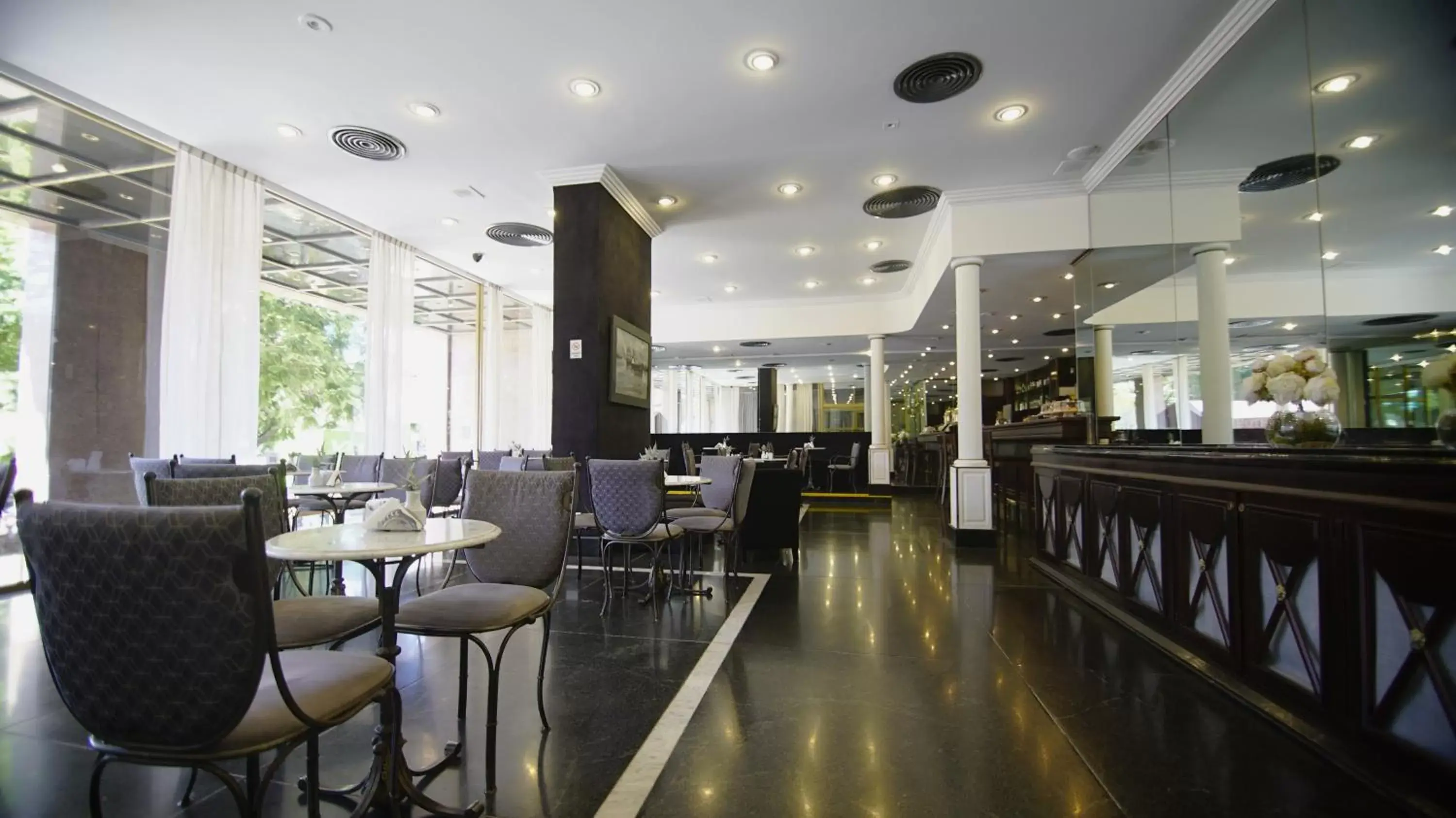 Lounge or bar, Restaurant/Places to Eat in Hotel Presidente Buenos Aires